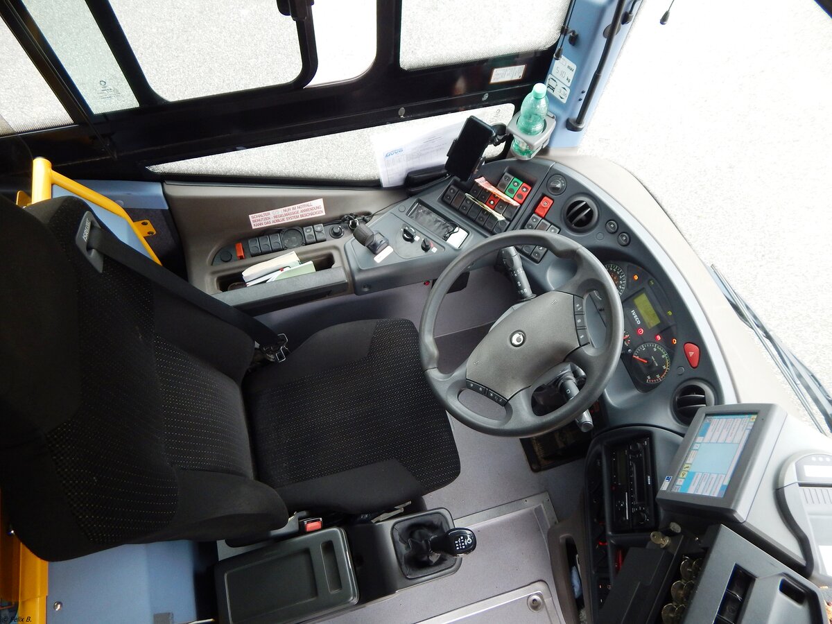 Der Fahrerarbeitsplatz eines Irisbus Crossway der MVVG in Burg Stargard. 
