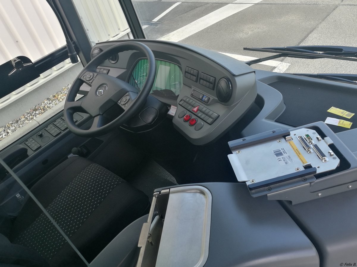 Der Fahrerarbeitsplatz eines neuen Mercedes Citaro III der Neubrandenburger Verkehrsbetriebe in Neubrandenburg