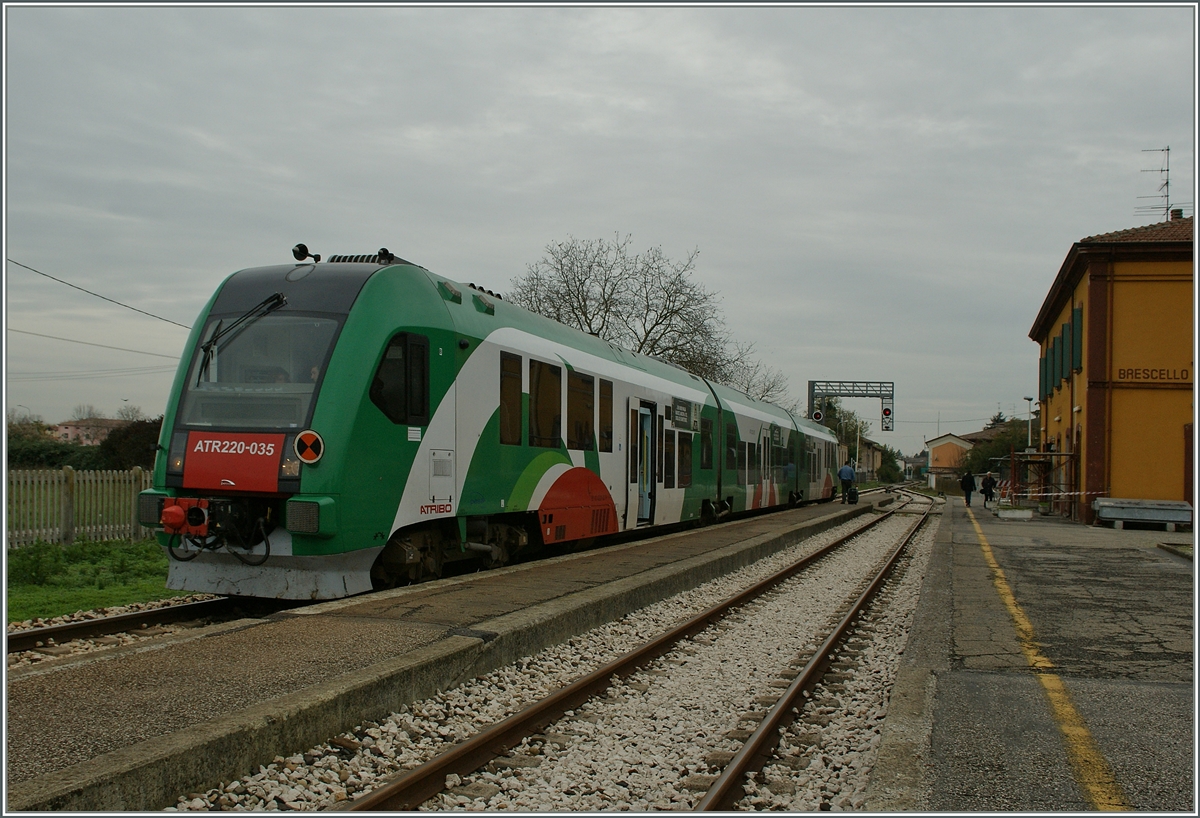 Der FER ATR 220 035 beim Halt in Brecello Viadana. 
14. Nov. 2013 