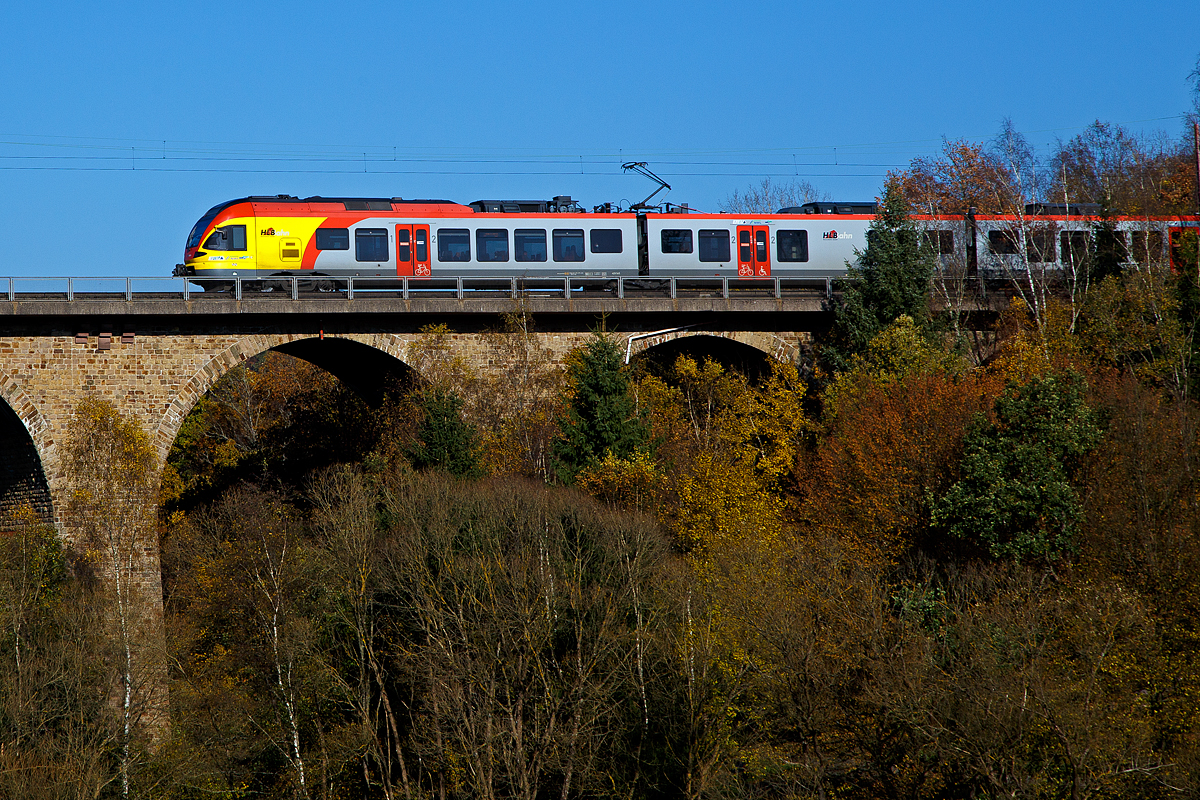 Der fünfteilige Stadler FLIRT 429 545 / 429 045 der HLB Bahn (Hessischen Landesbahn) fährt am 28.10.2021, als RE 99 Main-Sieg-Express (Siegen-Gießen-Frankfurt), über den Rudersdorfer Viadukt in Richtung Gießen.