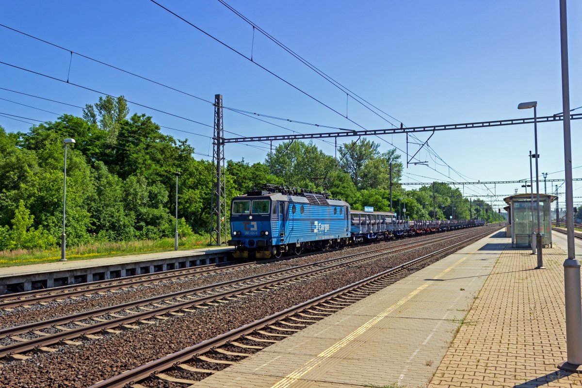 Der Gro�teil des G�terverkehrs, der Prag nicht direkt ganz umf�hrt, nimmt ab der Abzweigstelle Běchovice nakladn� die s�dlich der Hauptstrecke gelegenen G�tergleise. 363 029 bleibt allerdings auf der Hauptstrecke und f�hrt damit in Richtung Libeň.