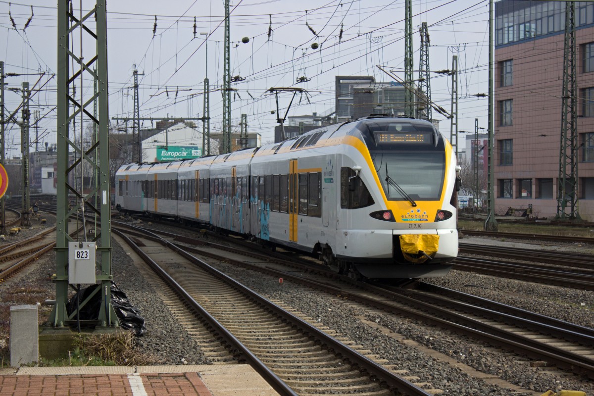 Der Großteil der eurobahn-FLIRTs, vor allen Dingen die für die RE-Linien 3 und 13, scheint mit teils großflächigen Graffiti beschmiert zu sein. Auch ET7.10, der hier am 19.02.15 aus dem Dortmunder Hauptbahnhof ausfährt, ist davon nicht verschont geblieben.