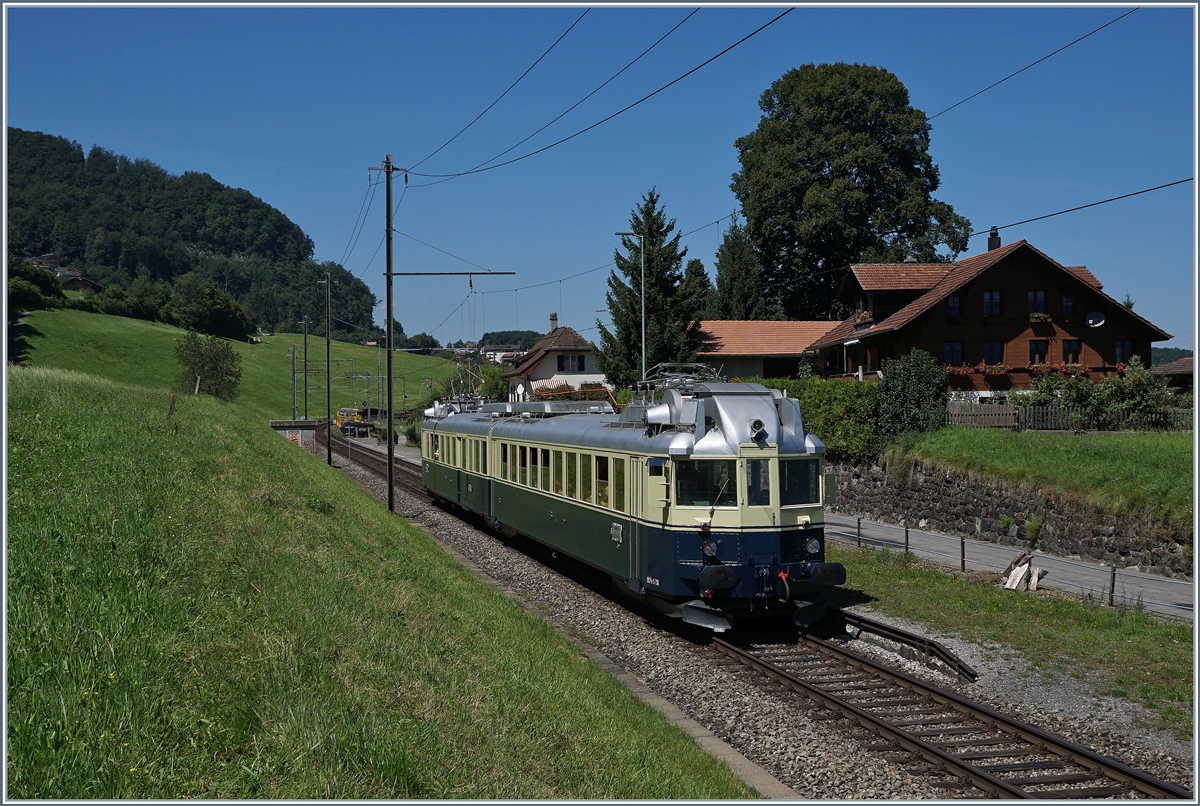 Der historische BLS BCFe 4/6  Blauer Pfeil  bei Faulensee. 
14. August 2016