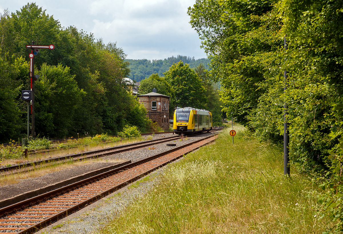 Der HLB VT 506 (95 80 1648 106-0 D-HEB / 95 80 1648 606-9 D-HEB) ein Alstom Coradia LINT 41 der neuen Generation der HLB (Hessische Landesbahn GmbH) erreicht am 04.06.2022, als RB 96  Hellertalbahn  (Betzdorf - Herdorf - Haiger - Dillenburg), den Bahnhof Herdorf. Links das Stellwerk Herdorf Fahrdienstleiter (Hf).