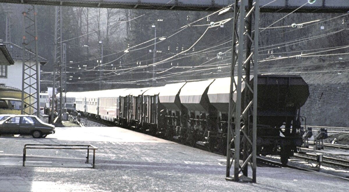 Der IC  Chiemgau  fährt mit einer 111 und angehängten Güterwagen aus Berchtesgaden aus, die Bezeichnung des GmP(IC) ist nicht bekannt. So etwas habe ich nie wieder gesehen; diese Aufnahme ist ein  Notfall-Nachschuß .