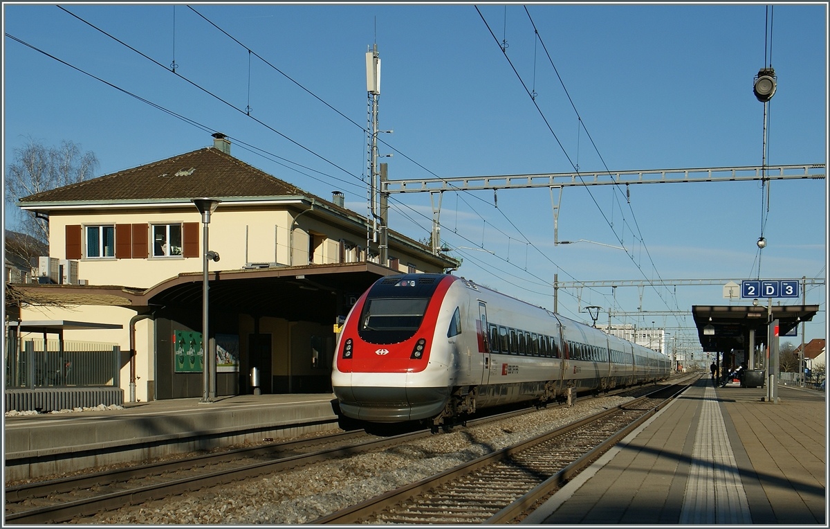 Der ICN 1532 von Lausanne nach St. Gallen beim Halt in Grenchen Süd.
22. Feb. 2016