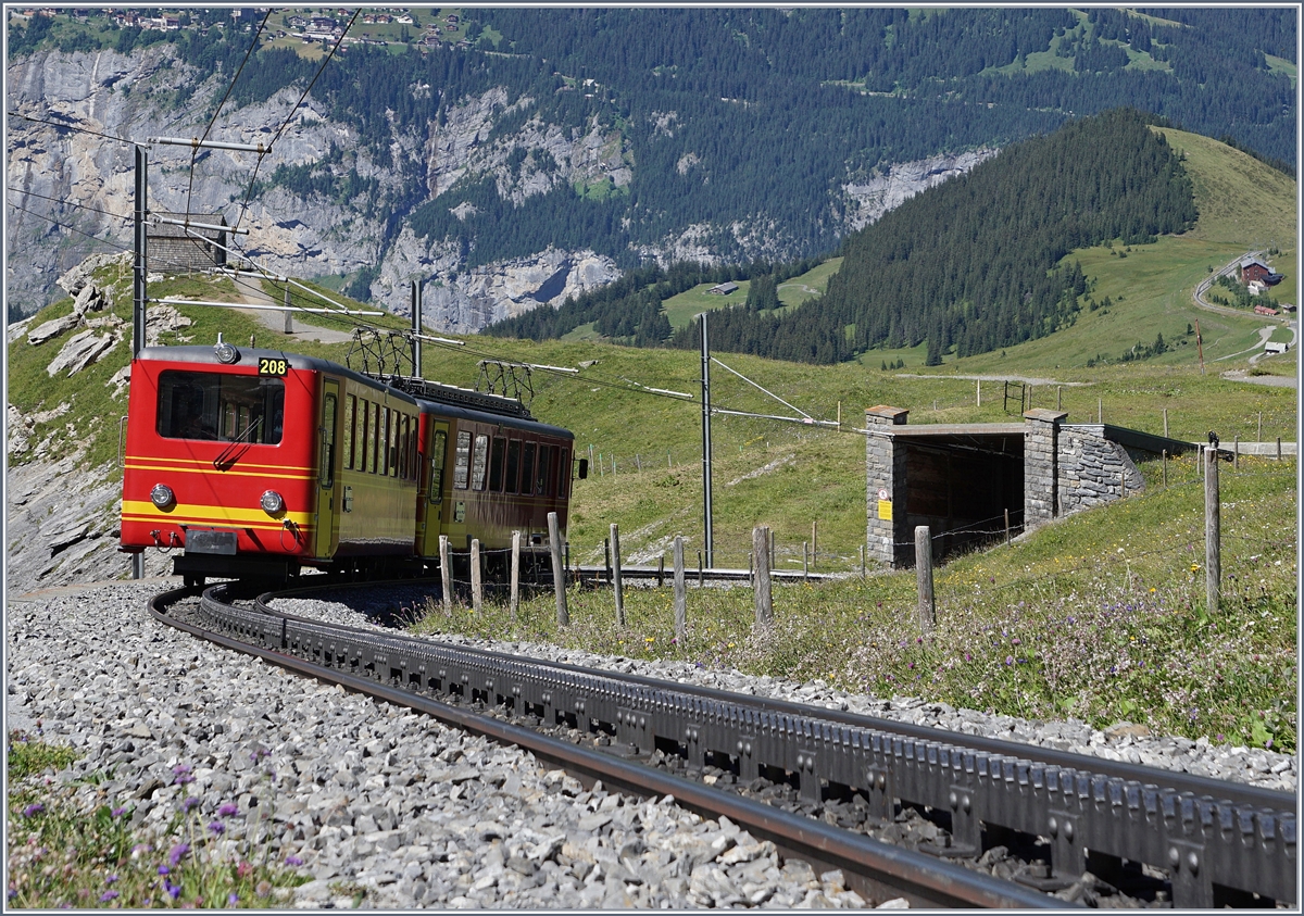 Der Jungfraubahn BDhe 2/4 mit seinem Bt hat die Station Eigergletscher verlassen und fährt nun Richtung Kleine Scheidegg.
8. August 2016