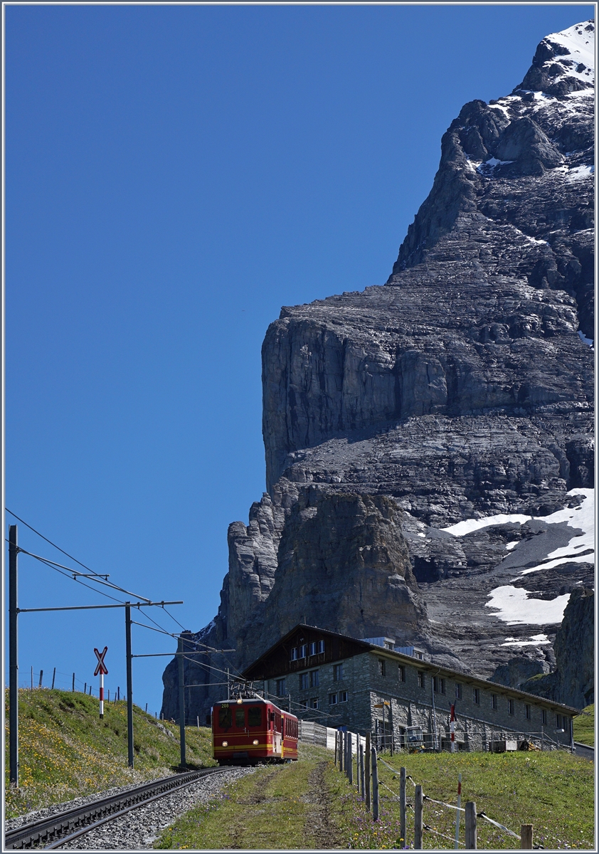 Der Jungfraubahn Bhe 2/4 mit seinem Bt hat die Station Eigergletscher verlassen und fährt nun Richtung Kleine Scheidegg. Im Hintergrund: die Eigernordwand
8. August 2016