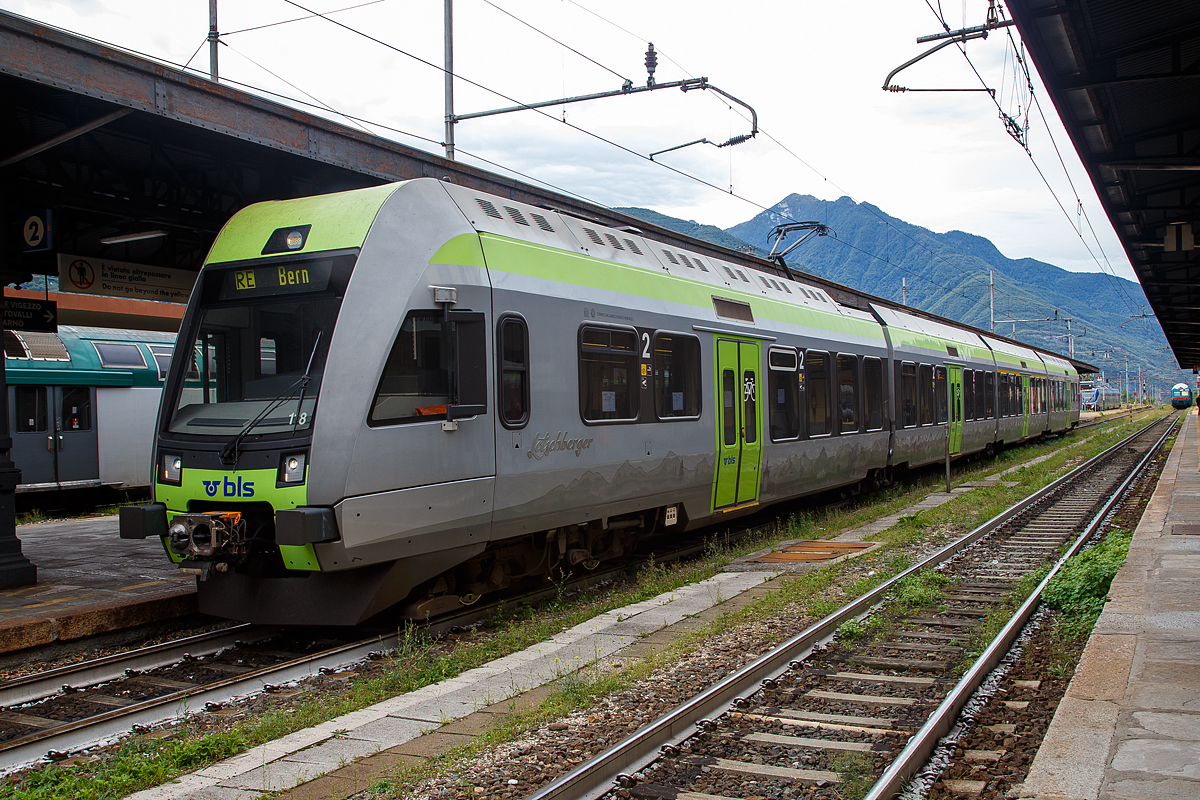 Der  Ltschberger  - BLS RABe 535 118-4 (94 85 7535 118-4 CH-BLS) steht am 15.09.2017, als RE  nach Bern, im Bf. Domodossola zur Abfahrt bereit.

Der BLS RABe 535 -  Ltschberger  ist ein Niederflur-Triebzug es Herstellers Bombardier Transportation fr den Regionalverkehr.  Diese Triebzge wurden auf Ausschreibung der BLS fr den Einsatz als RegioExpress Bern–Brig via Ltschbergtunnel konzipiert. Er ist ein direkter Abkmmling (Weiterentwicklung) des Niederflur-S-Bahn-Zuges RABe 525  NINA  dessen Entwicklung auf den deutschen Bombardier Talent 1 (vormals Waggonfabrik Talbot GmbH) beruht.

Gebaut wurden die Ltschberger zwischen 2008 und 2012 von Bombardier in Villeneuve (ehemals Vevey Technologies bzw. ACMV). Der vierteilige Triebzug hat 85 % Niederflur-Anteil. Unter den Fhrerstnden der beiden Endwagen befindet sich je ein Drehgestell, zwischen den Wagenksten befinden sich drei Jakobsdrehgestelle. Die Wagenksten sind in Stahl-Leichtbauweise gefertigt, die Fhrerstnde bestehen aus Polyester-Verbundstoff.

Der Triebzug ist klimatisiert und bietet 28 Pltze der ersten Klasse und 143 Pltze der zweiten Klasse. Multifunktions-Abteile bieten Platz fr Koffer, Fahrrder und Kinderwagen. In einem der Endwagen befindet sich ein behindertengerechtes WC mit geschlossenem Toilettensystem.

Die Traktionsausrstung besteht aus zwei IGBT-Stromrichtern mit Gleichspannungszwischenkreis und total vier Asynchron-Fahrmotoren von je 250 kW Dauerleistung. 

Als Bremssysteme sind eine elektrische Rekuperationsbremse, eine Magnetschienenbremse, eine ep-Bremse sowie eine Federspeicher-Feststellbremse vorhanden. 

Beidseitig ist je eine Scharfenbergkupplung vorhanden, dies erlaubt eine schnelle Zugs-Trennung respektive -Kupplung. Die RABe 535 sind technisch kompatibel zu den RABe 525, so dass freizgig Kompositionen mit beiden Typen gebildet werden knnen. Dies war im Jahre 2009 sehr hufig notwendig, da durch Lieferverzgerungen des Herstellers und wegen diverser technischer Strungen nicht gengend RABe 535 zur Verfgung standen.

TECHNISCHE DATEN:
Nummerierung:  BLS RABe 535 101–125
Gebaute Anzahl: 25
Spurweite:  1435 mm (Normalspur)
Achsformel: Bo'2'2'2'Bo'
Lnge ber Kupplung: 62.710 mm
Hhe:  4.315 mm
Breite: 3.030 mm
Drehzapfenabstnde: 13.250 mm /14.170 mm/
Achsabstnde im Drehgestell: 2.500 mm / 2.700 mm
Leergewicht: 105 t
Dienstgewicht: 135 t
Hchstgeschwindigkeit:  160 km/h
Dauerleistung: 1000 kW (4 x 250 kW)
Anfahrzugkraft:   123 kN
Treibraddurchmesser:  750 mm
Laufraddurchmesser:  630 mm
Anzahl der Fahrmotoren:  4
Fubodenhhe:  605 mm / 905 mm
Niederfluranteil:  85 %