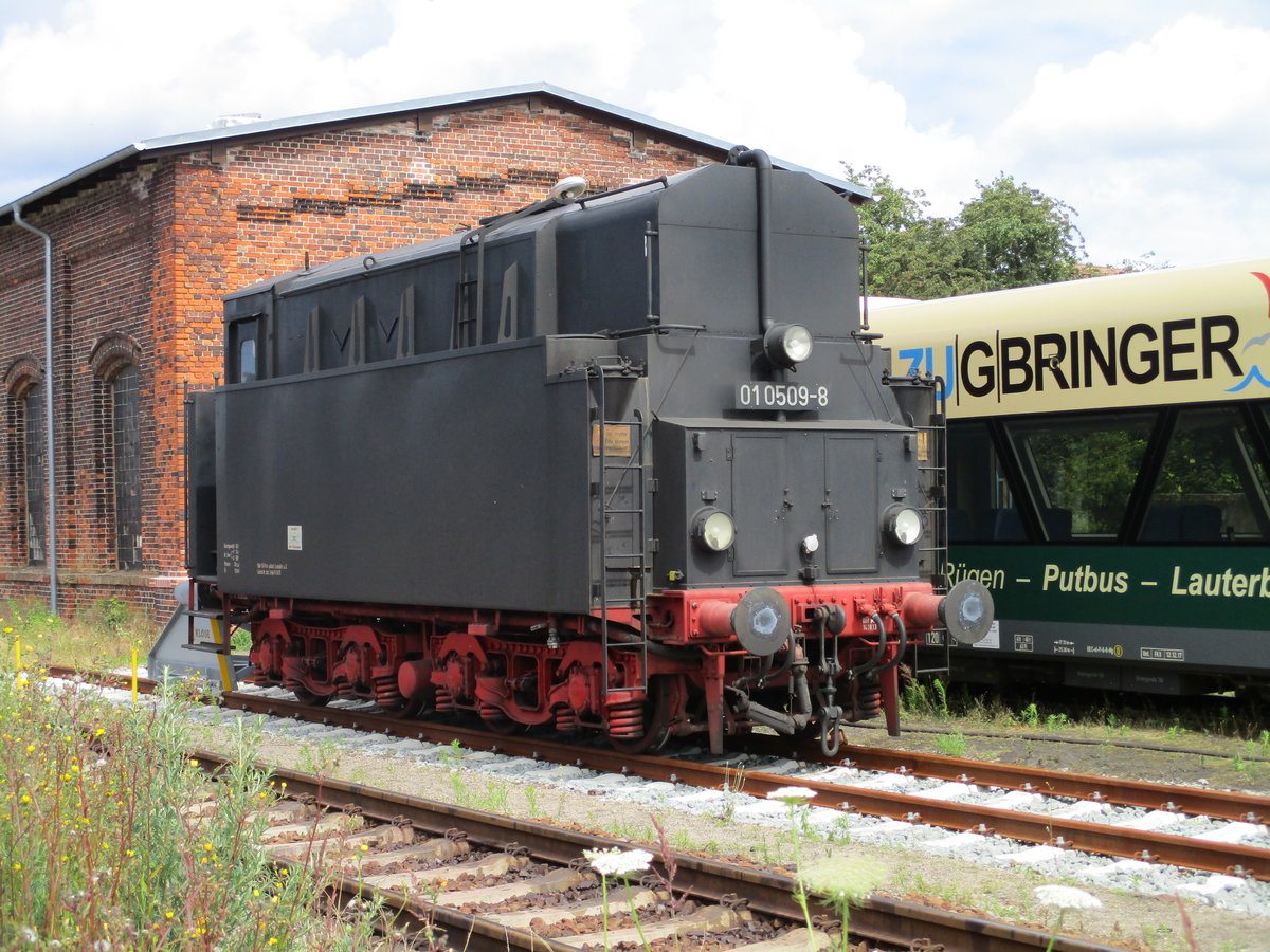 Der Loktender von 01 0509 stand,am 11.Juli 2020,am Lokschuppen in Bergen/Rügen.