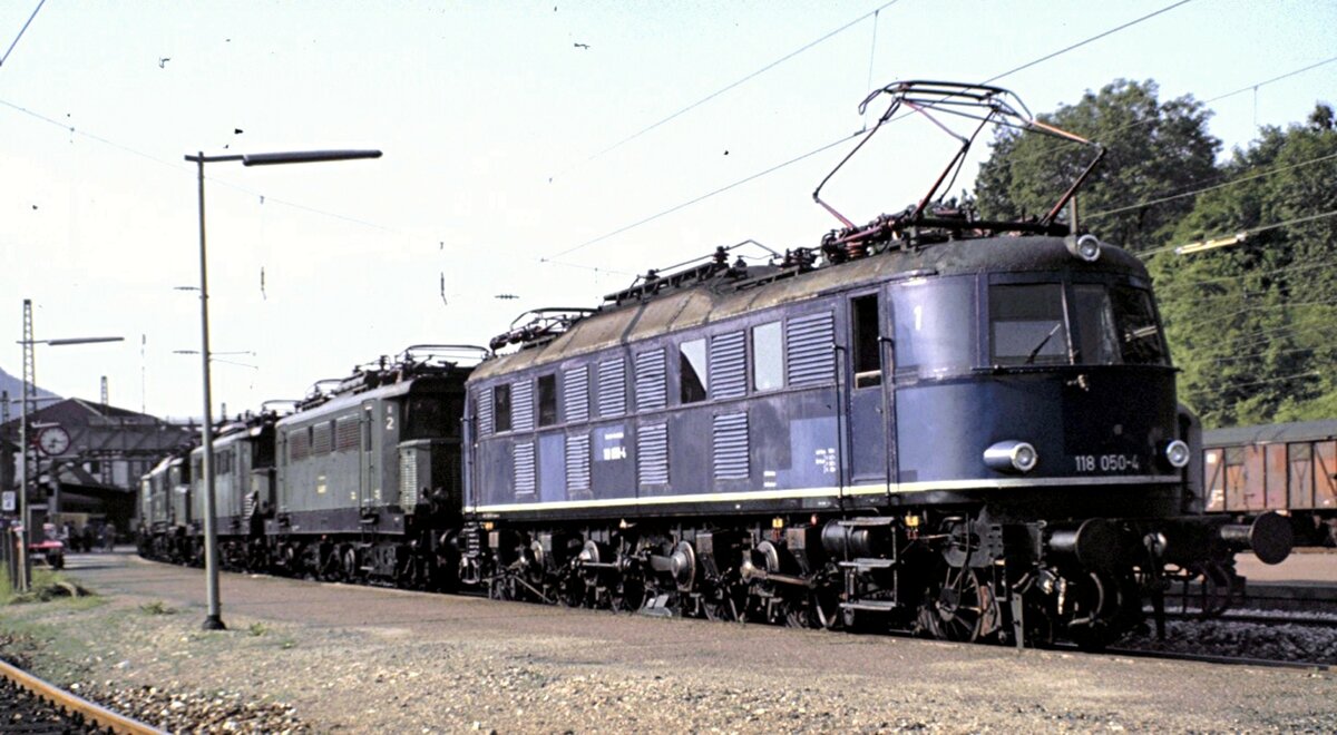 Der Lokzug für das Jubiläum 50 Jahre Elektrifizierung Geislinger Steige gezogen von 118 050-4 mit 2x 144; 2x 193 und 150 treffen in Geislingen Steige am 24.06.1983 ein.