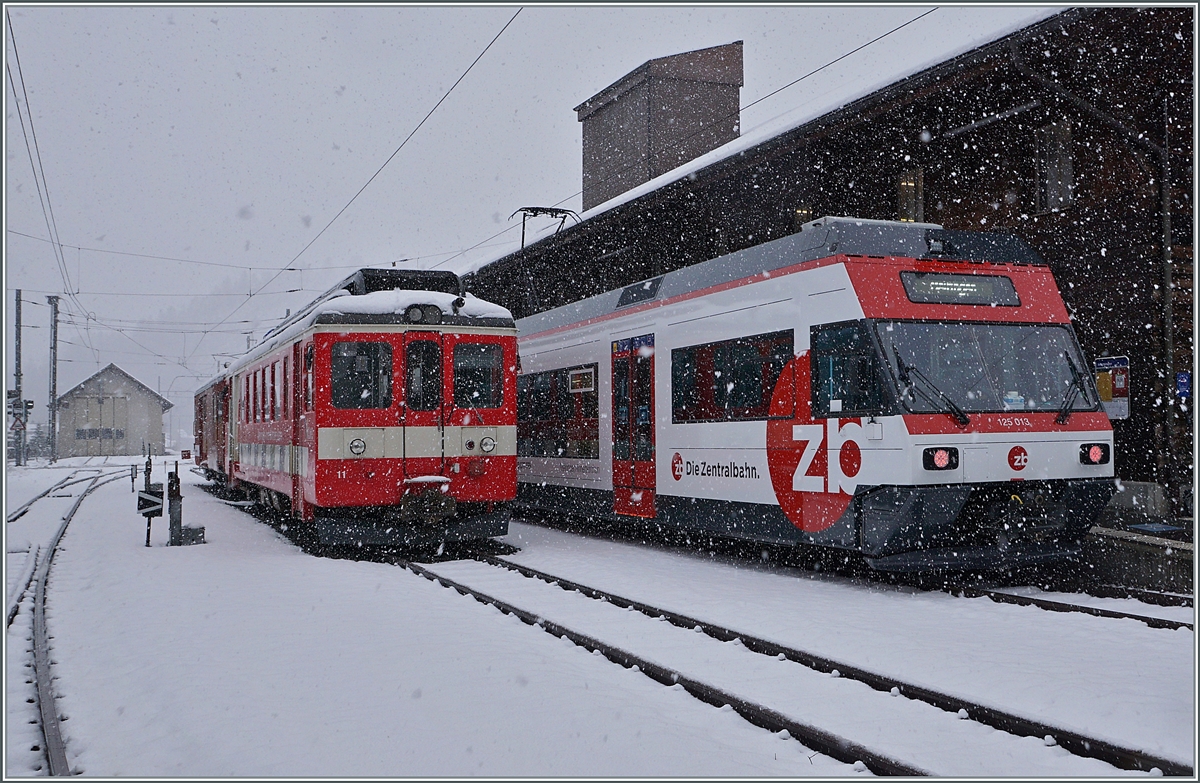 Der MIB (?) ex CJ BDe 4/4 11 und der Zentralbahn Be 125 013 stehen in Innertkirchen. Während der GTW Be 2/6 125 013 zwischen zwischen Innertkirchen und Meringen hin- und her pendelt scheint der ex CJ Triebwagen nicht mehr in Betrieb zu sein, wie ein gut ca. 3 x 7 cm2 kleiner Aufkleber am Triebwagen verrät.

16. März 2021