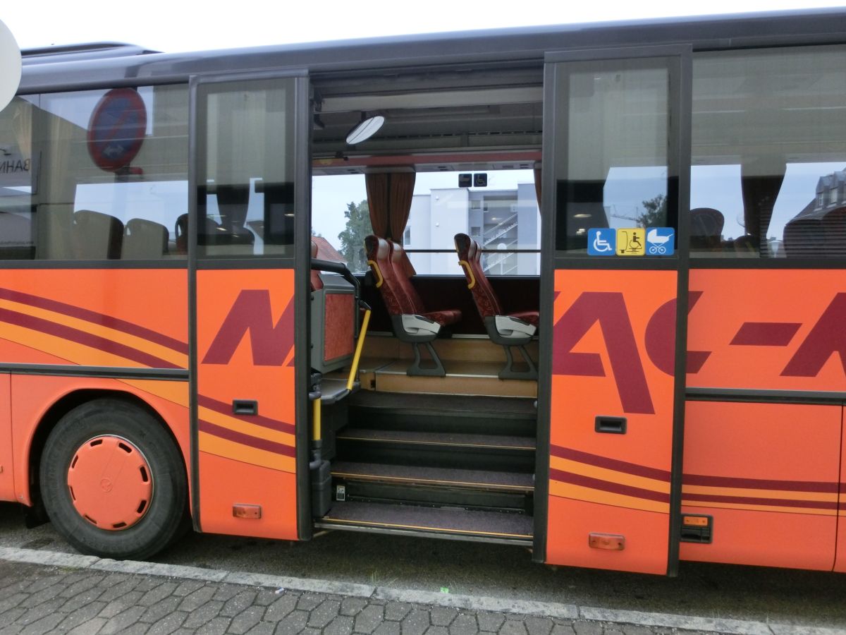 Der mit einem Rollstuhllift ausger�stete Mitteleinstieg des Setra S 319 UL-GT von Nagl-Reisen aus Moosen/Vils bei Taufkirchen/Vils. Das Podest gegen�ber der T�r ist zugunsten eines Kinderwagen-/Rollstuhlabstellplatzes ausbaubar ausgef�hrt.
