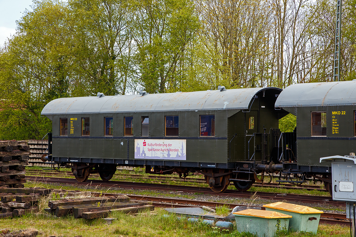 Der MKO 23 (heutige UIC-Nr. 75 80 3425 044-2 D-MKO) ein zweiachsiger Personenwagen (Ci-Donnerbchsen, ehemaliger zweiachsigen Einheits-Personenwagen der Deutschen Reichsbahn), der MKO - Museumseisenbahn Kstenbahn Ostfriesland e. V. am 01.05.2022 auf dem Museumsareal in Norden, gleich neben dem Bahnhof Norden.

Die Donnerbchse „23“ diente der DB zuletzt als Aufenthaltswagen bei der Wagenwaschanlage am Bahnhof Norddeich. Der Wagen wurde in den Jahren 2007/08 im Rahmen eines Jugendprojektes der Kreisvolkshochschule Aurich aufgearbeitet. Die Hauptuntersuchung wurde in der MKO-Werkstatt in Norden vorgenommen. Seit dem Jahr 2008 befindet sich der Wagen im Fuhrpark der MKO

TECHNISCHE DATEN:
Hersteller: unbekannt
Baujahr: 1929
Spurweite: 1.435 mm (Normalspur)
Bauart: BCi-29
ehem. Wagennummer: unbekannt
Anzahl der Achsen: 2
Lnge ber Puffer: 13.920 mm
Wagengewicht: 20.600 kg
Sitzpltze: 49
