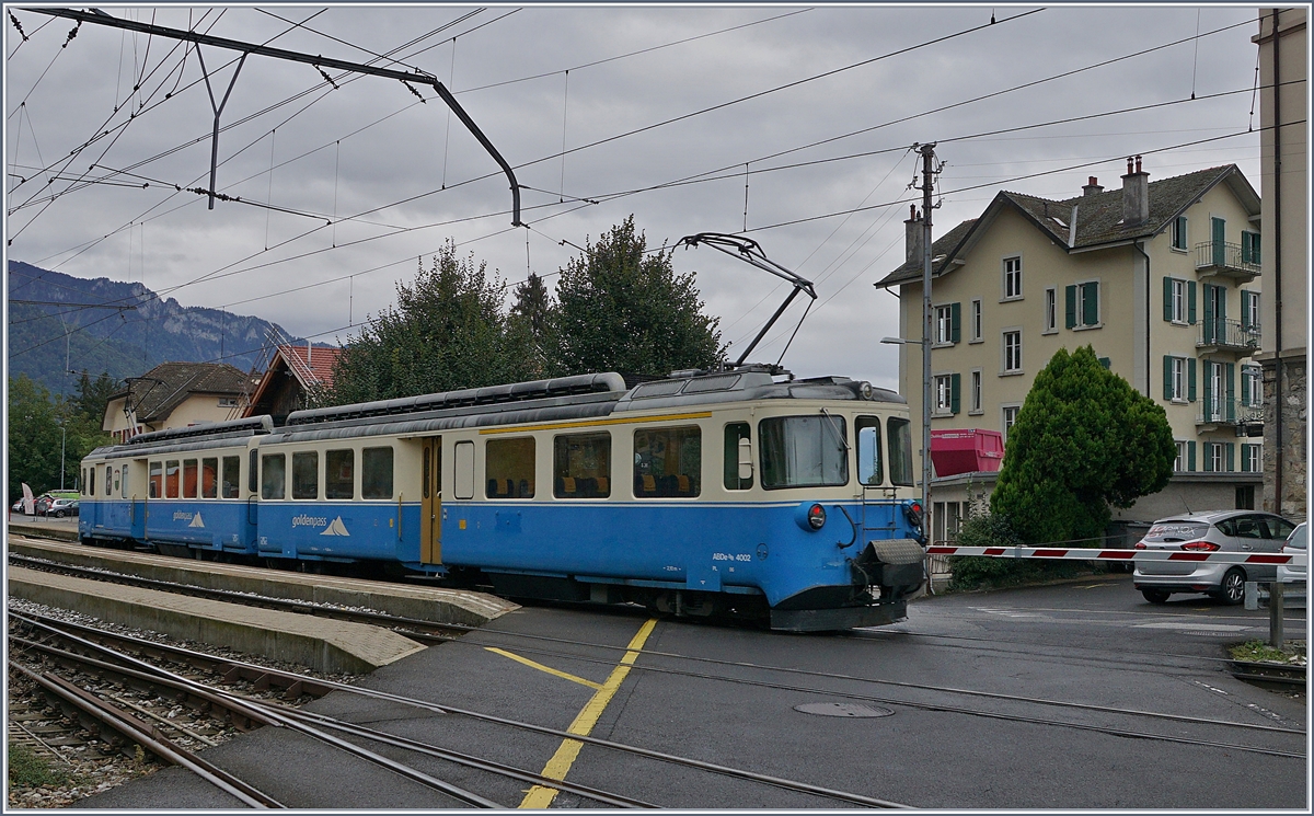 Der MOB ABDe 8/8 4002  VAUD  erreicht als Regionalzug 2332 sein Ziel Chernex.

4. Okt. 2019