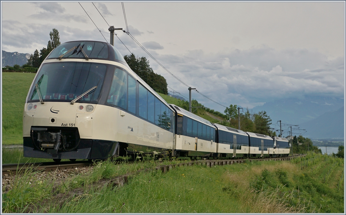 Der MOB Golden Pass Panoramic RE 2229 von Zweisimmen nach Montreux bei Planchamp hat scschon fast sein Ziel erreicht; am Schluss des Zuges der neu hergerichtete MOB Ast 151 Steuerwagen.

1. Juli 2020