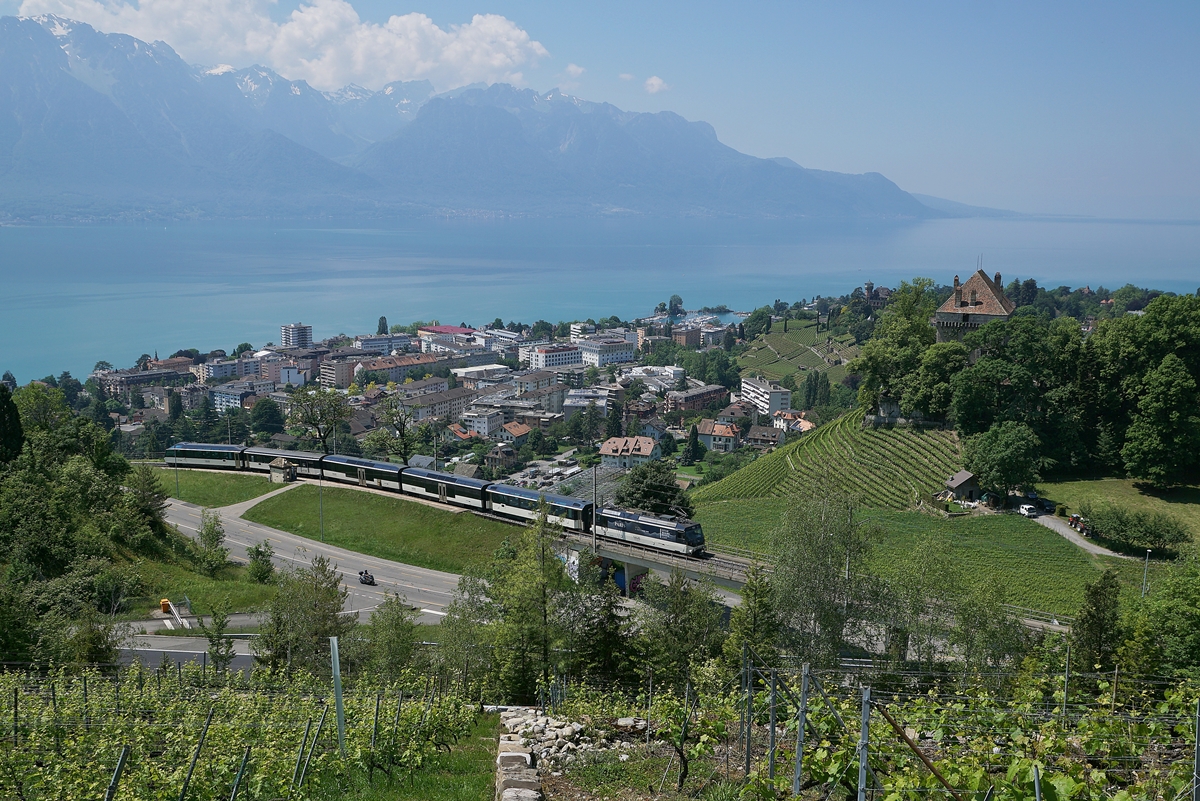 Der MOB GoldenPass PE 2118 in seiner neuen Form mit der Ge 4/4 8004 an der Spitze überquert auf seiner Fahrt von Montreux nach Zweisimmen bei Châtelard VD die Autobahn A9. 

18. Mai 2020