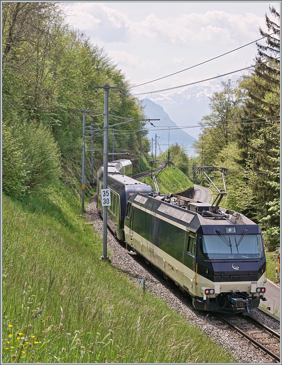 Der MOB GPX 4065 von Zweisimmen nach Montreux mit der schiebenden Ge 4/4 8004 verlässt Chamby in Richtung Montreux. 

6. Mai 2023