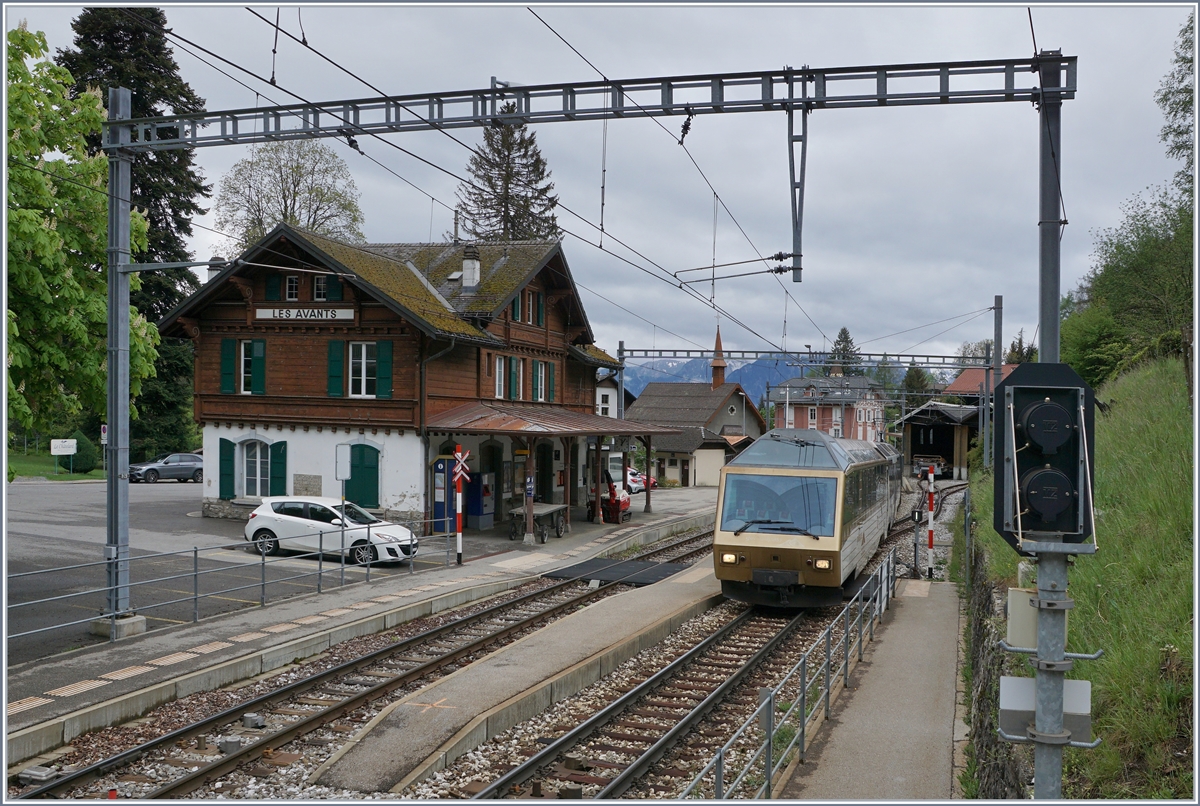 Der MOB PE 2122 auf der Fahrt von Montreux nach Zweisimmen mit dem Steuerwagen voraus beim Halt in Les Avants.

2. Mai 2020