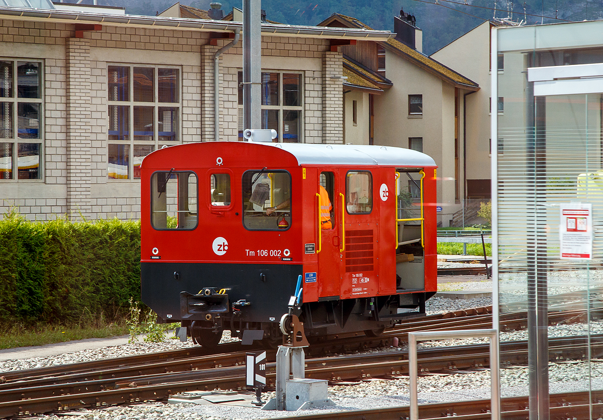 Der modernisierte (Refit) Schienentraktor zb Tm 106 002 (UIC-Nr. 90 85 8257 283-4 CH-ZB), ex zb 172 983-9, ex SBB Brünigbahn Tm 2/2 II – 983, der der zb (Zentralbahn) rangiert am 09.09.2021 in Meiringen. Aufgenommen durchs Fester aus einem Zug.

Der 1.000 mm Dieseltraktor wurde 1966 unter der Fabriknummer 1763 von RACO (Robert Aebi AG, Zürich) als Typ 95 SA3 RS gebaut und an die SBB ausgeliefert. Im Jahr 2018 wurde der Depot-Traktoren Tm II (wie auch der Tm 2/2 II – 597) durch die LSB Lok Service Balmer AG in Hinwil erfolgreich umgebaut und modernisiert (Refit). Die LSB hat folgende Arbeiten an den Fahrzeugen ausgeführt:
•	Einbau eines neuen 4 Zylinder-Dieselmotors Mercedes Benz OM 934 (mit SCR-Modul) 
•	Einbau eines elektrisch regenerierbaren Diesel-Partikel-Filters
•	Umbau & Modifikation des bestehenden Schaltgetriebes auf hydrostatischen Fahr- und Kompressorantrieb 
•	Komplett neue Pneumatik mit dem Einbau einer modernen zentralen Apparatetafel sowie einem neuen modernen Kompressor
•	Komplettumbau der Elektrik mit Einbau einer neuen SPS-Steuerung sowie Neugestaltung der beiden Bedienpulte mit dem Umbau der Beleuchtung auf wartungsarme LED-Technik 
•	Revision sämtlicher mechanischer Teile 
•	Komplette Neulackierung

Die Tm 2/2 II sind kleine zweiachsige Bautraktoren der Schweizerischen Bundesbahnen (SBB) und verschiedener Privatbahnen, die seit 1950 über einen Zeitraum von fast 20 Jahren und in großer Stückzahl beschafft wurden. Sie wurden wie hier in der Schmalspur, aber auch in Normalspur-Ausführung gebaut. Die Rangiertraktoren haben eine gedeckte Ladefläche für den Materialtransport und ein großräumiges, geschlossenes Führerhaus. Der Dieselmotor der Firma Saurer entwickelt eine Leistung von 70 kW, die Höchstgeschwindigkeit beträgt 45 km/h Der Motor treibt über ein mechanisches Getriebe und Ketten beide Achsen an. Die werksseitige Typenbezeichnung bei Aebi war 95 SA3 RS.

TECHNISCHE DATEN:
Spurweite: 1.000 mm
Achsformel:  B
Länge über Kupplung: 6.070 mm
Höchstgeschwindigkeit: 45 km/h (70 km geschleppt)
Installierte Leistung: urspr. 70 kW, heute vermutl. Höher.
Motorentyp:  urspr. Saurer, heute 4 Zylinder-Dieselmotors Mercedes Benz OM 934 
Leistungsübertragung: urspr. mechanisches Viergang-Schaltgetriebe, über Ketten auf beide Achsen, heute hydrostatisch
Kupplungstyp:  Mittelpufferkupplung
