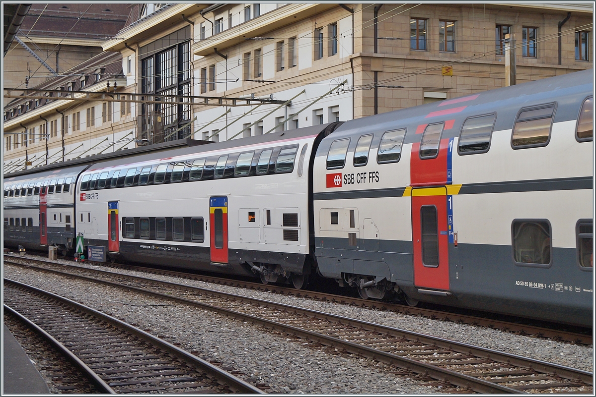 Der neu revidierter Doppelstockwagen (A 50 85 16 94 043-5 CH-SBB) im Detail und auch im Vergleich zu der bisherigne Farbgebung der  Bahn 2000  Doppelstockwagen.

7. Dez. 2020