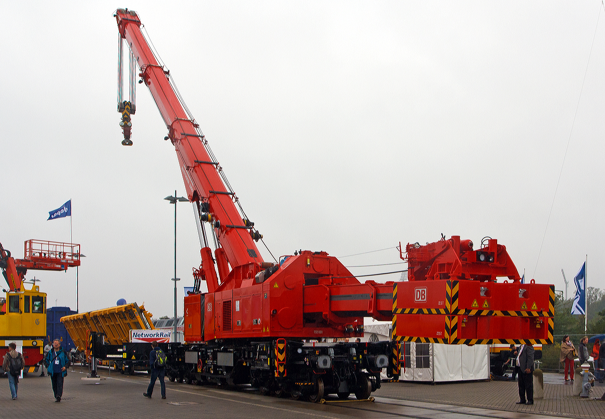 Der neue Eisenbahnkran 732 001  Zeus  (Schweres Nebenfahrzeug Nr. D-DB 99 80 9 471 001-4) der DB Netz AG, Maschinenpool, Standort Fulda, wurde auf der Inno Trans 2014 in Berlin prsentiert (hier 26.09.2014). Dieser Kran ist keine Neuheit, aber imposant.  

Der Notfallkran ein KRC 1200 (Kirow MULTI TASKER KRC 1200) und wird von der DB als Baureihe 732 gefhrt. Er wurde 2014 von Kirow in Leipzig unter der Fabriknummer MT2012170361 gebaut und ist fr die Stationierung in Fulda vorgesehen. Die DB Netz AG hat fnf Notfallkrane (drei dieser KRC 1200 und zwei kleinere KRC 910) bis 2016 bestellt.  Zu diesen Kranen gehren immer ein Gegenlastwagen und ein Schutzwagen, die aber hier nicht gezeigt wurden.

TECHNISCHE DATEN von dem Kran:
Spurweite: 1.435 mm
Achsfolge: 1'A'1A'A1'A1'
Eigengewicht  (in Transportstellung) : 110,0 t 
Lnge ber Puffer:  15.000 mm  
Motorleistung:  254 kW bei 2.200 U/min
max. Geschwindigkeit im Zugverband: 100 km/h
max. Geschwindigkeit im Eigenantrieb: 19 km/h
Achsanzahl:  8 (in 4 Drehgestelle bzw. 2 Doppeldrehgestelle)
Drehzapfenabstand: 10.000 mm
Drehzapfenabstand im Drehgestell 1 und 2:  2.300 mm
Achsabstand in den Einzeldrehgestellen:  1.100mm
Ergebene Achsabstnde in m: 1,1 / 1,2 / 1,1/ 6,6 / 1,1 / 1,2 / 1,1
Radsatzlast Transport Kran: max. 13,8 t
Hhe in Transportstellung:  4.300 mm
Breite in Transportstellung:  3.100 mm
max. Ausladung vor Puffer:  21.000 mm
max. Traglast bei max. Ausladung:  40 t
Grte mgliche Traglast: 150 t (abgesttzt)  / 120t (freistehend)
max. Hakenhhe:  24.000 mm
hintere Ausladung (Gegenwicht):  7,9 m–13,5 m
Zul. Anhngelast: 200 t
Kleinster befahrbarer Radius: 90 m (120 m im Schleppbetrieb)
