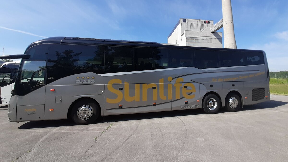 Der neue Sunlife Bus - HF 634 CC - Volvo 9900 13,1 m  49+1 
gesehen in Zwentendorf N� am 4.Juni 2021