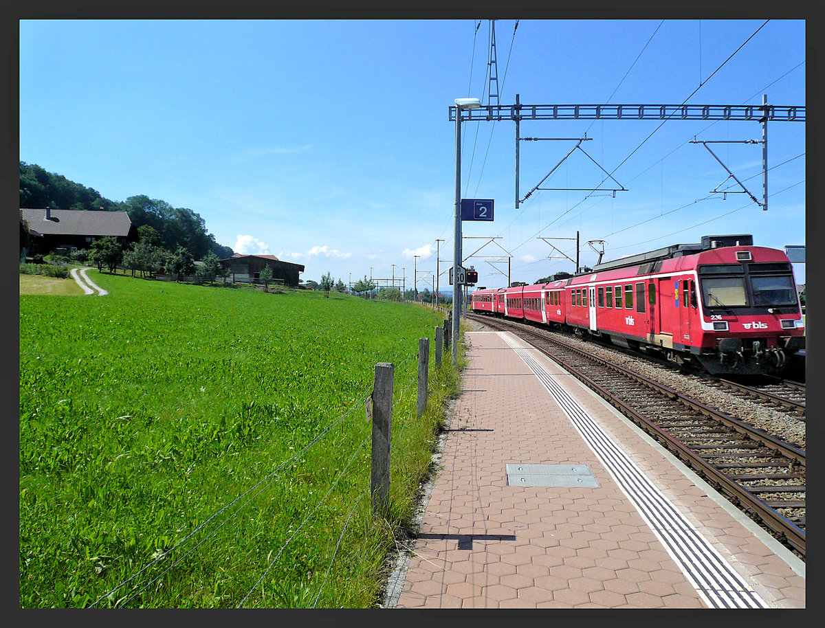 Der NPZ-Triebwagen 236 noch in der roten Farbe des Regionalverkehrs Mittelland aber schon im S-Bahnbetrieb Bern. Diese RM Züge sind heute nicht mehr hier anzutreffen. Kehrsatz Nord, 25.Juni 2010   