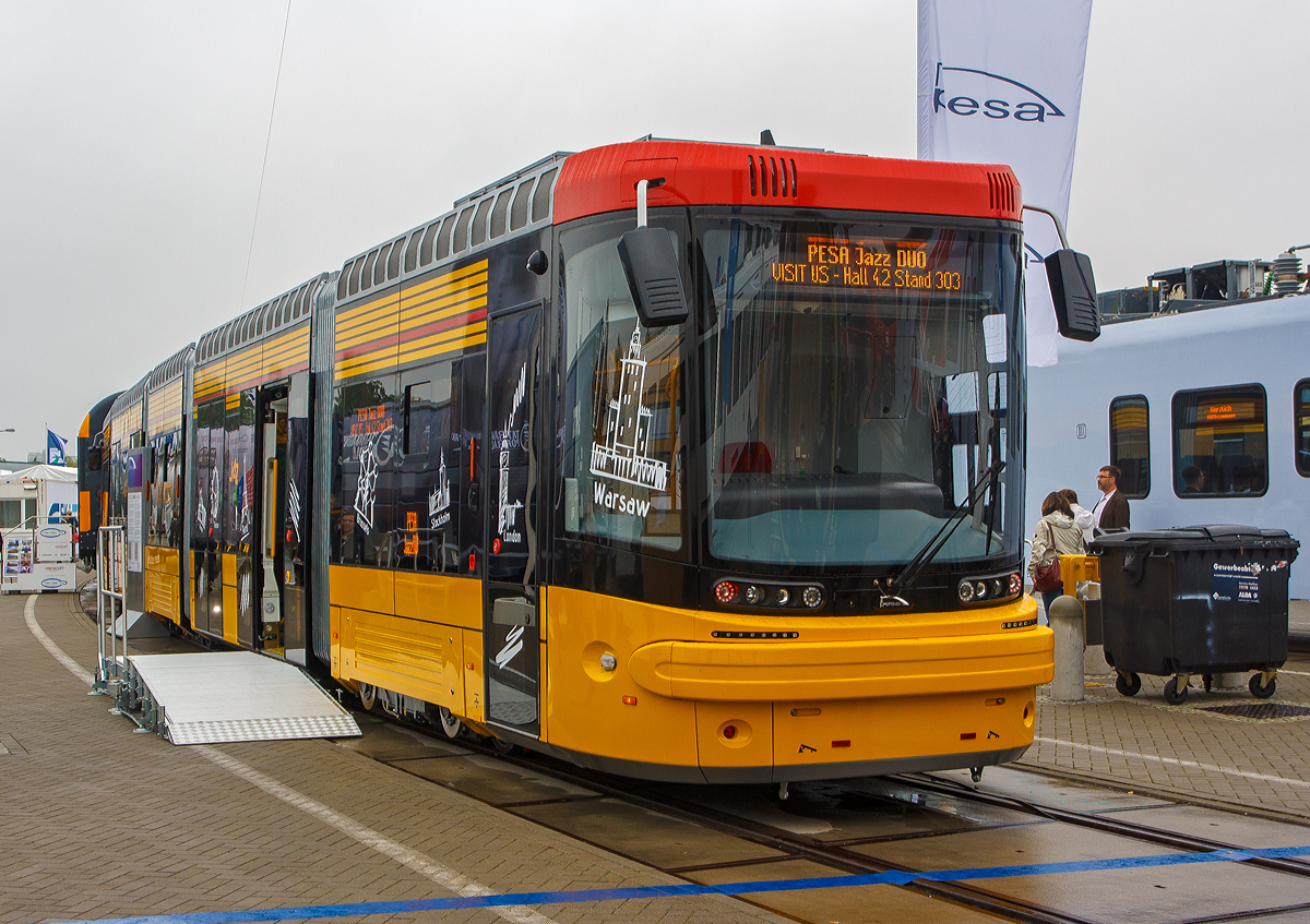 
Der polnische Hersteller PESA (Pojazdy Szynowe Pesa Bydgoszcz SA) prsentierte auf der InnoTrans 2014 in Berlin (26.09.2014) den Pesa Jazz Duo, hier in der Farbgebung fr die Straenbahn Warschau (Tramwaje Warszawskie). 

Der Pesa Jazz Duo, ist ein fnfteiliger, in Niederflurtechnik ausgefhrter Straenbahn-Gelenktriebwagen des Herstellers Pesa aus Bydgoszcz in Polen. Die Straenbahn Warschau bestellte 50 Fahrzeuge, die als 128N bezeichnet werden, die Straenbahn Danzig bestellte fnf Fahrzeuge, die als 128NG bezeichnet werden. Der Pesa Jazz Duo ist ein Zweirichtungsfahrzeug, whrend der Pesa Jazz des Typs 134N auch ein Einrichtungsfahrzeug ist.

Technik:
Die Fahrmotoren des Jazz Duo treiben jeweils ein einzelnes Rad an, kommen so ohne Radsatzwellen aus und ermglichen die Fubodenhhe von 350 mm, die einen barrierefreien Einstieg gewhrleisten soll. Ein Gelenktriebwagen hat acht Motoren, zwei der drei Drehgestelle werden angetrieben. Hersteller der Motoren ist das sterreichische Unternehmen Traktionssysteme Austria.

Auf jeder Fahrzeugseite befinden sich sechs Einstiegstren, davon zwei einflgelige Schiebetren an den Fahrzeugenden und vier doppelflgelige Schiebetren in den Snften. Es gibt eine Klimaanlage und ein Fahrgastinformationssystem mit LCD-Monitoren. Die Fhrerstnde sind vom Fahrgastraum abgetrennt.

Die Warschauer Fahrzeuge besitzen Superkondensatoren, welche die Energie der Nutzbremse zwischenspeichern knnen und so eine Energieersparnis von bis zu sieben Prozent erreichen knnen. Die Masse der Kondensatoren betrgt etwa 500 kg, dennoch ist der Jazz Duo leichter als die Vorgngerbaureihe PESA 120Na. Die in den Kondensatoren gespeicherte elektrische Energie kann auerdem genutzt werden, um im Falle eines Stromausfalls wenige Meter ohne Energiezufuhr zurckzulegen und so kritische Bereiche wie Straenkreuzungen zu rumen.

TECHNISCHE DATEN:
Spurweite: 1.435 mm (Normalspur)
Achsformel: Bo’0’2’0’Bo’
Lnge: 29.700 mm
Hhe:  3.400 mm (bis Dach)
Breite: 2.400 mm
Drehgestellachsstand: 1.850 mm
Dienstgewicht: 	41,5 t
Hchstgeschwindigkeit: 70 km/h
Installierte Leistung:  8  60 kW
Motorentyp: TMR 35-18-4
Sitzpltze: 	28
Stehpltze: 187
Fubodenhhe: 	350 mm
Niederfluranteil: 	100 %
