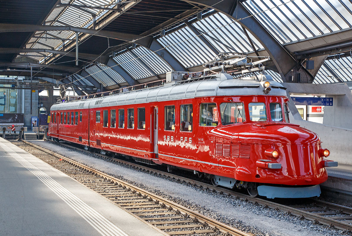 
Der RAe 4/8 1021  roter Pfeil Churchill  stand am 06.06.2015 im Zürcher Hauptbahnhof zu einer  Kulturreise  bereit, es war ein echtes Highlight im HB Zürich.

Der RAe 4/8 1021, auch bekannt als roter Pfeil Churchill, ist ein Doppel-Triebwagen der Schweizerischen Bundesbahnen (SBB), der anlässlich der Schweizerischen Landesausstellung 1939 gebaut wurde. Dadurch, dass er 1946 genutzt wurde, um Winston Churchill als Staatsgast durch die Schweiz zu fahren, ist er bis heute als „roter Churchill-Pfeil“  bekannt.

Der als anmietbarer Ausflugszug konzipierte „Churchill-Doppelpfeil“ verfügt über eine Minibar in der Fahrzeugmitte. Da er nie als konventioneller Reisezug, sondern stets als Charterzug vorgesehen war, verfügte er von jeher nur über eine  Wagenklasse  in Form von 28 Vierertischen, die zusammen 112 Gästen Platz bieten. Im Dreiklassen-System bis 1956 trugen die Doppelpfeile die Baureihenbezeichnung RBe, was auf die zweite Klasse hinwies. Mit dem Wegfall der dritten Klasse wurden die Doppelpfeile ohne irgendwelche Änderungen an der Ausstattung in die erste Klasse (RAe) hochgestuft. Als historisches Fahrzeug trägt er heute noch die historische Baureihenbezeichnung.

Die Landesausstellungen dienten jeweils als Leistungsschau, an der Schweizer Institutionen und Unternehmen die Leistungsfähigkeit des Landes zur Schau stellten. Für die Landi 1939 entwarf die Schweizer Rollmaterialindustrie unter Leitung der Schweizerischen Lokomotiv- und Maschinenfabrik (SLM) in Winterthur, einen «Roten Doppelpfeil», in Anlehnung an die «Roten Pfeile» (RAe 2/4). Am Bau des Fahrzeugs beteiligten sich neben der SLM auch die Schweizerische Waggonfabrik Schlieren (SWS), Brown, Boveri & Cie (BBC), die Maschinenfabrik Oerlikon (MFO) und die Société Anonyme des Ateliers de Sécheron (SAAS).

Aus der Zusammenarbeit entstand der hochgezüchtete Schnelltriebwagen Re 4/8 301, der im Mai 1939 in Dienst gestellt wurde und eine theoretische Höchstgeschwindigkeit von 150 km/h aufwies, die damals allerdings nirgendwo auf dem Schweizer Schienennetz ausgefahren werden konnte.

Ab 1941 wurde der Doppelpfeil für den Charterverkehr freigegeben, die Reisegeschwindigkeit, die damals schon 100 km/h nicht überschritt, gilt bis heute unverändert, als für Passagiere noch komfortable Höchstgeschwindigkeit. 1944 erhielt der Doppelpfeil die Baureihenbezeichnung RBe 4/8. Zwei Jahre später kündigte sich mit Sir Winston Churchill hoher Besuch in der Schweiz an und der Doppelpfeil mit der damaligen Nummer 301 wurde im September 1946 zur Beförderung des Staatsgastes eingesetzt. Seit diesem legendären Einsatz ist dieser Zug kaum mehr unter seinen zahlreichen Typenbezeichnungen, sondern als  roter Pfeil Churchill  bekannt. Seine offizielle Bezeichnung änderte sich bereits 1948 wieder, der Doppelpfeil RBe 4/8 erhielt die Betriebsnummer 651 und 1959 erhielt er die Betriebsnummer  RAe 4/8 1021.

Im Jahr 1979 wurde der «Churchill-Pfeil» einer Hauptrevision unterzogen, anlässlich der Wiederinbetriebnahme erlitt das Fahrzeug allerdings einen Brandschaden und wurde abgestellt. Man versuchte den nicht betriebsfähigen 1021 unter anderem als historisches Fahrzeug im Verkehrshaus in Luzern unterzubringen.

Da dies nicht gelang, wurde das defekte Fahrzeug über die Jahre an verschiedenen Orten abgestellt, ehe es im März 1985 zum Schrottwert an den privaten Interessenten Intraflug verkauft wurde. Der Besitz der Intraflug gelangte durch deren Verkauf 1994 an das Reisebüro Mittelthurgau, einer Tochtergesellschaft der Mittelthurgaubahn (MThB). Der MThB gelang im September 1996 die erneute Inbetriebnahme des «Churchill-Doppelpfeils», der im Auftrag der MThB durch die Werkstätte Samstagern der Südostbahn (SOB) aufgearbeitet wurde. Das als RAe 4/8 1021 restaurierte Fahrzeug erhielt die MThB-UIC-Bezeichnung RAe 506 605.

Mit dem Konkurs der Mittelthurgaubahn, deren Konkursmasse 2002 weitgehend von den SBB übernommen wurde, kam das historische Fahrzeug wieder zurück zu den SBB. Ende 2004 wurde das Paradefahrzeug vollständig revidiert und steht seither allen Interessenten als Charterfahrzeug für Fahrten durch die Schweiz zur Verfügung. 

Technische Daten:
Spurweite: 1.435 mm (Normalspur)
Achsfolge:  2'Bo'+Bo'2'
Höchstgeschwindigkeit: 150 km/h
Reisegeschwindigkeit:  100 km/h
Leistung:  835 kW
Länge über Puffer:  46.200 mm
Breite:  2.905 mm
Höhe:  3.750 mm
Gewicht:  93 t

Es gab noch die 1953 gebauten Rote Doppelpfeile RAe 4/8 1022–1023 diese waren aber nicht genau Baugleich und sind leider nach Schäden bereits verschrottet.
