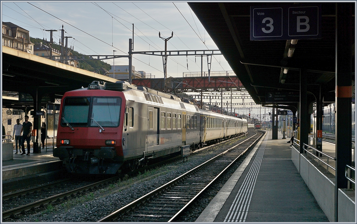 Der RBDe 562 004-2 als Regionalzug 7257 von Yverdon in Neuchâtel eingetroffen (an 7:44)  wird als RE 18122 nach Frasne fahren (ab 8:37) Der abgehende Zug besteht aus folgenden   Fahrzeugen: RBDe 562 004-2, AB 50 85 30-603-1, B 50 85 20-35 600-9, B 50 85 20-35 602-5 und dem Bt 50 85 29-35 952-5. 

13. August 2019.