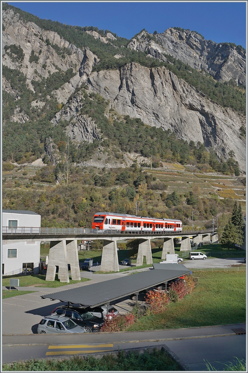 Der Region Alps Nina RABe 525 041 ist bei Sembrancher auf dem Weg von Le Châble nach Martigny und fährt über die 370 Meter lange Sembrancher Brücke. Die Stammstrecke der M-O führt nach Orsière, da beim Bau das Fernziel Aosta/Italien im Visier stand. Doch zum Bau der Mauvoisin Staumauer errichtete man die Zweistrecke nach Le Châble, die im August 1953 in Betrieb ging und heute danke dem Wintersportort Verbier weit mehr Verkehr aufweist, als der Streckenast nach Orsière.

30. Okt. 2024