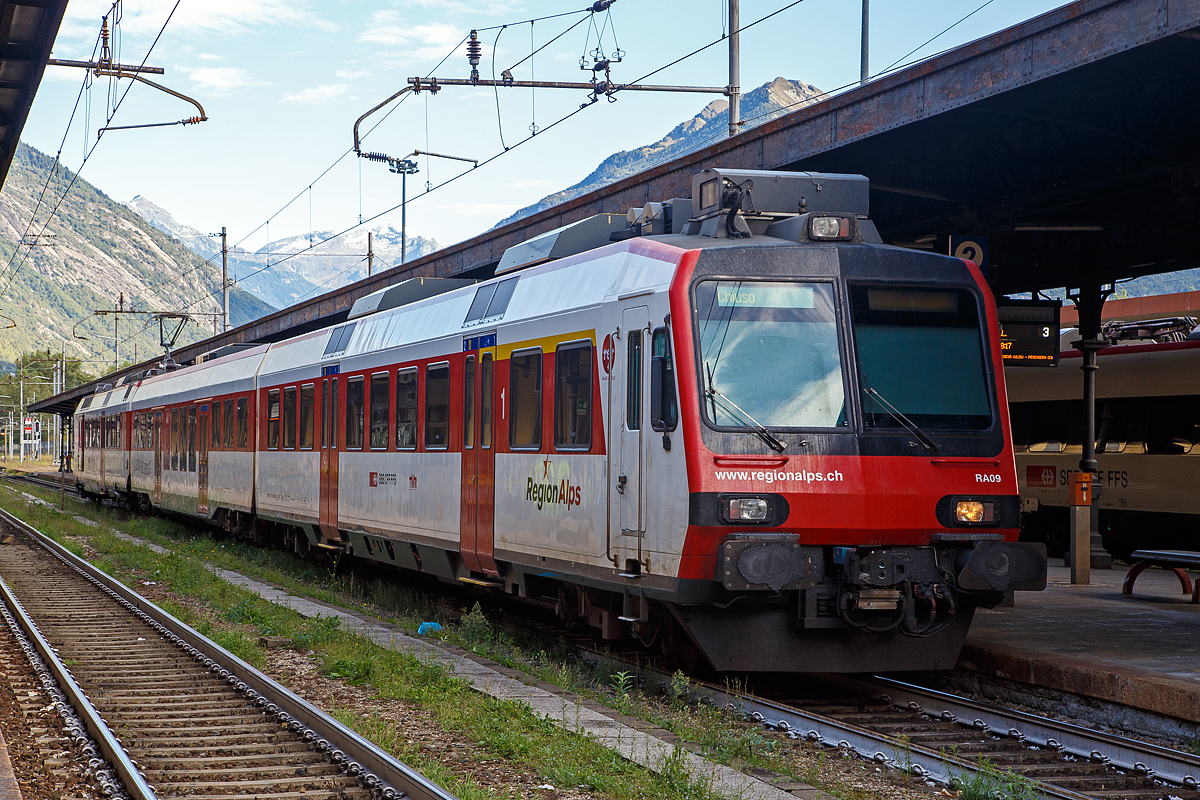 Der RegionAlps NPZ DOMINO RA09 (RBDe 560 409-5) am 15.09.2017 im Bahnhof Domodossola. 

Die RegionAlps, ist ein Eisenbahnverkehrsunternehmen im Kanton Wallis, das seinen Geschäftssitz in Martigny hat. Die Regionalps SA wurde im Jahr 2003 von den Schweizerischen Bundesbahnen (SBB) und den Transports de Martigny et Régions (TMR) als gemeinsames Tochterunternehmen für den Personennahverkehr im Wallis gegründet. Als dritter Aktionär ist 2009 der Kanton Wallis ins Unternehmen eingestiegen, seither halten die SBB 70 %, die TMR 18 %, und der Kanton Wallis 12 % des Aktienkapitals. Die RA betreibt den Regionalverkehr vor allem im Rhonetal zwischen dem Ostufer des Genfersees und Brig.

Die Domino-Züge bestehen aus 3 Teilen, einem Trieb- und ein Steuerwagen,  sowie einem  Zwischenwagen. RegionAlps besitzen 16 Domino-Züge, in jedem Zug finden bis 288 Fahrgäste Platz.
