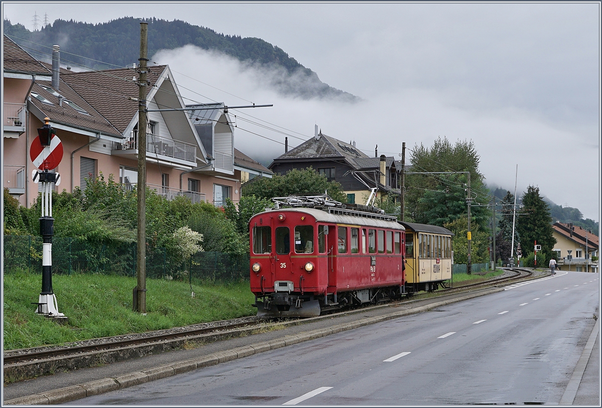 Der RhB ABe 4/4 I N° 35 erreicht mit dem  Bernina Bahn  As 2 als Riviera Belle Epoque Express von Chaulin nach Vevey unterwegs den Bahnhof von Blonay. 

30. August 2020  