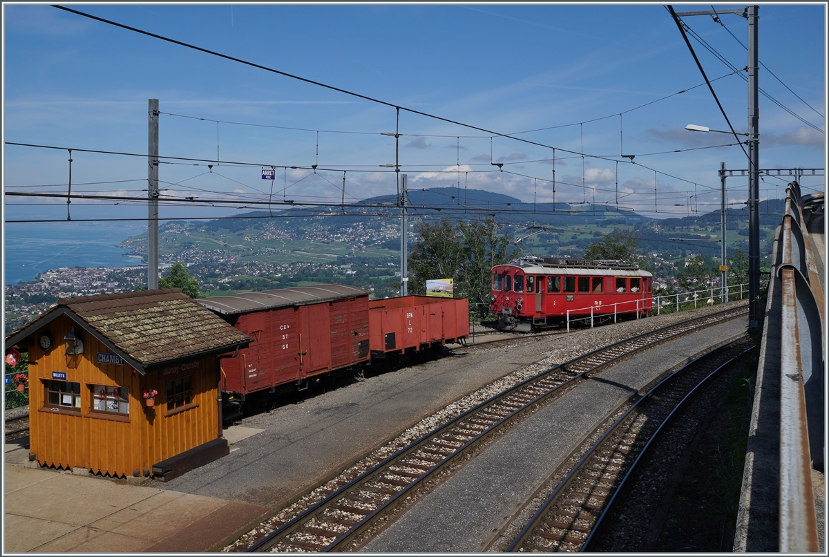 Der RhB ABe 4/4 I 35 verlässt Chamby in Richtung Chaulin, vorbei am CEV Gk 37 und dem GFM L 702.

26. Juni 2021  