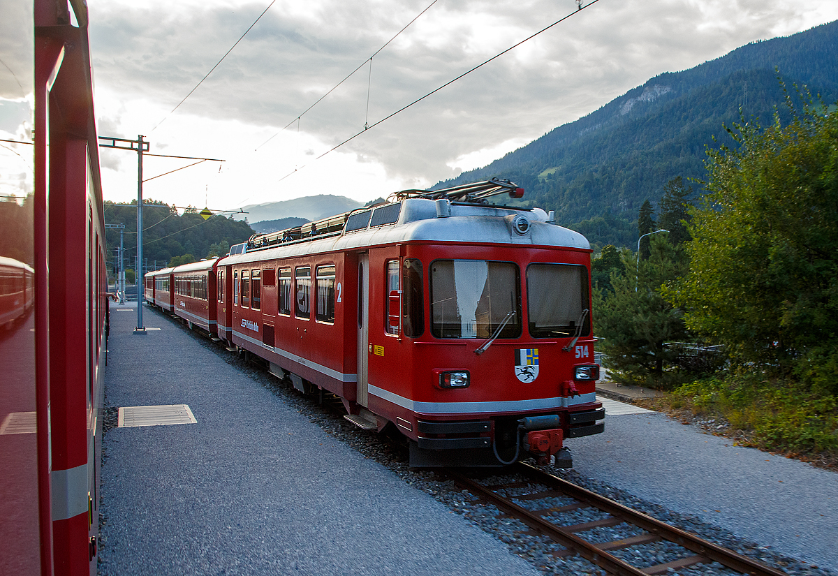 Der RhB Be 4/4 514 am 17.02.2017, mit einem Pendelzug, beim Bahnhof Reichenau-Tamins (aufgenommen aus dem Zug heraus).

Sechs dieser Elektrotriebwagen der Serie Be 4/4 mit den Betriebsnummern 511 bis 516 kommen bei der Rhätischen Bahn (RhB) im Regionalverkehr, meist als dreiteilige Pendelzüge (Triebwagen, Zwischenwagen B 24xx und Steuerwagen ABDt 17xx), zum Einsatz. 

Im Jahr 1971 lieferten die Unternehmen FFA (Wagenkästen), SIG (Drehgestelle) und SAAS (elektrische Ausrüstung) die ersten vier Triebwagen (Nummern 511–14) an die RhB, seinerzeit die ersten serienmäßigen Triebfahrzeuge der Schweiz mit stufenloser elektronischer Leistungsregelung (Phasenanschnittsteuerung mittels Thyristoren). Gleichzeitig stellte die RhB die dazu passenden Zwischenwagen B 2411–14 und Steuerwagen ABDt 1711–14 in Dienst, so dass vier dreiteilige Pendelzüge gebildet werden konnten. Im Gegensatz zum übrigen RhB-Rollmaterial besitzen die Be 4/4-Pendelzüge automatische Kupplungen und Druckluftbremsen; ein gemischter Einsatz mit anderen Fahrzeugen ist deshalb nicht möglich. 1979 beschaffte die RhB zwei weitere praktisch baugleiche Züge mit den Endnummern 15 und 16. Nachdem 1988 vier zusätzliche Zwischenwagen (B 2417–20) hinzugekommen waren, konnten auch vierteilige Züge verkehren. Ab 1994 durchliefen die Fahrzeuge ein umfangreiches Refit-Programm, wobei die elektrische Ausrüstung mit Ausnahme der Fahrmotoren komplett erneuert wurde.

Die gesamte Zugskomposition war von Anfang an darauf ausgelegt, einmännig bedient zu werden. Deshalb sind alle Türen mit einer pneumatischen Türschließung ausgestattet, die vom Führerstand aus betätigt werden kann (seitenselektive Türfreigabe). Die Türen besitzen Druckknopf-Vorauswahltasten neben den Türen. Auch besitzen sie eine Türschließautomatik, die beim Anfahren die Türen selbsttätig schließt und während der Fahrt geschlossen hält. Bei der Inneneinrichtung wurde auch darauf geachtet, dass genügend Haltestangen vorhanden sind, da im geplanten Einsatz durchaus mit Stehpassagieren gerechnet werden musste. Alle Achsen sind scheibengebremst. Die Drehgestelle sind mit Seitenanlenkern versehen und besitzen keine Drehzapfen. Der Triebwagen besitzt zwei zweiachsige Drehgestelle mit Einzelachsantrieb, die Achsformel lautet dementsprechend Bo’Bo’. Die Triebmotoren sind gegenläufig, mit entsprechend angepassten Getrieben, angeordnet. Diese – zwar aufwendigere – Anordnung hat Vorteile in der Laufruhe des Drehgestells. Die eingebaute Vielfachsteuerung ist für den Betrieb von bis zu drei Einheiten ausgelegt. Um ein schnelles Kuppeln und Entkuppeln zu gewährleisten, wurden automatische +GF+-Kupplungen in der Ausführung für Vorortsbahnen (GFV) eingebaut, bei denen neben der mechanischen Verbindung zugleich auch die elektrischen und pneumatischen Leitungen gekuppelt werden.

Die Fahrzeuge verfügen über eine Beschleunigung von 0,8 m/s². Die zulässige Endgeschwindigkeit beträgt 90 km/h. Die elektrische Bremse kann ebenfalls mit einer Verzögerung von 0,8 m/s² den Zug bis auf eine Geschwindigkeit von 20 km/h abbremsen. Darunter schaltet sich die elektropneumatische Bremse selbsttätig zu, um die abfallende Bremsleistung der elektrischen Bremse zu kompensieren. Die elektrische Bremse ist auch auf die Dauerbelastung ausgelegt, die bei einer Anwendung als Beharrungsbremse bei einem vollausgelasteten Zug in einem 45 ‰ Gefälle auftritt (z.B. Davos – Küblis). Die Stundenleistung beträgt 780 kW bei 45 km/h.

TECHNISCHE DATEN der Be 4/4:
Anzahl: 6 
Hersteller: FFA, SIG, SAAS
Baujahre: 1971 und 1979
Spurweite: 1.000 mm (Meterspur)
Achsformel: Bo’Bo’
Länge über Puffer: 	18,7 m (dreiteiliger Pendelzug 55,8 m)
Dienstgewicht: 44,6 t
Radsatzfahrmasse:  11,2 t
Höchstgeschwindigkeit: 	90 km/h
Stundenleistung: 4 × 196 kW = 784 kW  (1.156 PS)
Beschleunigung:  0,8 m/s²
Bremsverzögerung: 0,8 m/s²
Stromsystem: 	11 kV 16,7 Hz
Anzahl der Fahrmotoren: 	4
Bremse: 	elektrische Widerstandsbremse
Zugbremse: elektropneumatische Druckluftbremse Bauart Oerlikon
Kupplungstyp: 	+GF+-Vorortsbahnkupplung (GFV)
