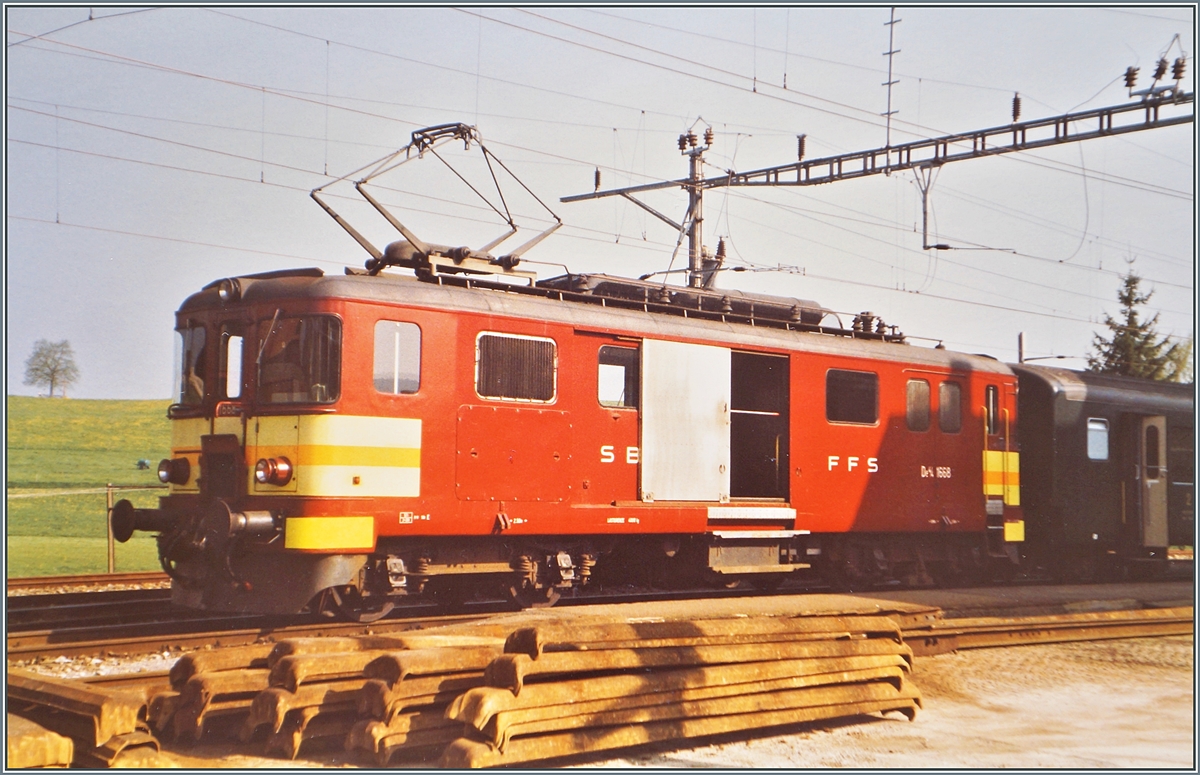 Der SBB De 4/4 1668 in Beromünster. 

Frühjahr 1988