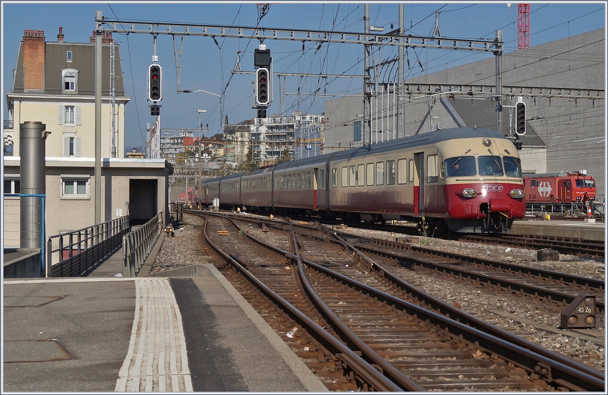 Der SBB Historic RAe TEE II erreicht auf seiner Extrafahrt von Aarau nach Vevey (-> St-Maurice) den Bahnhof von Lausanne.

31. März 2019