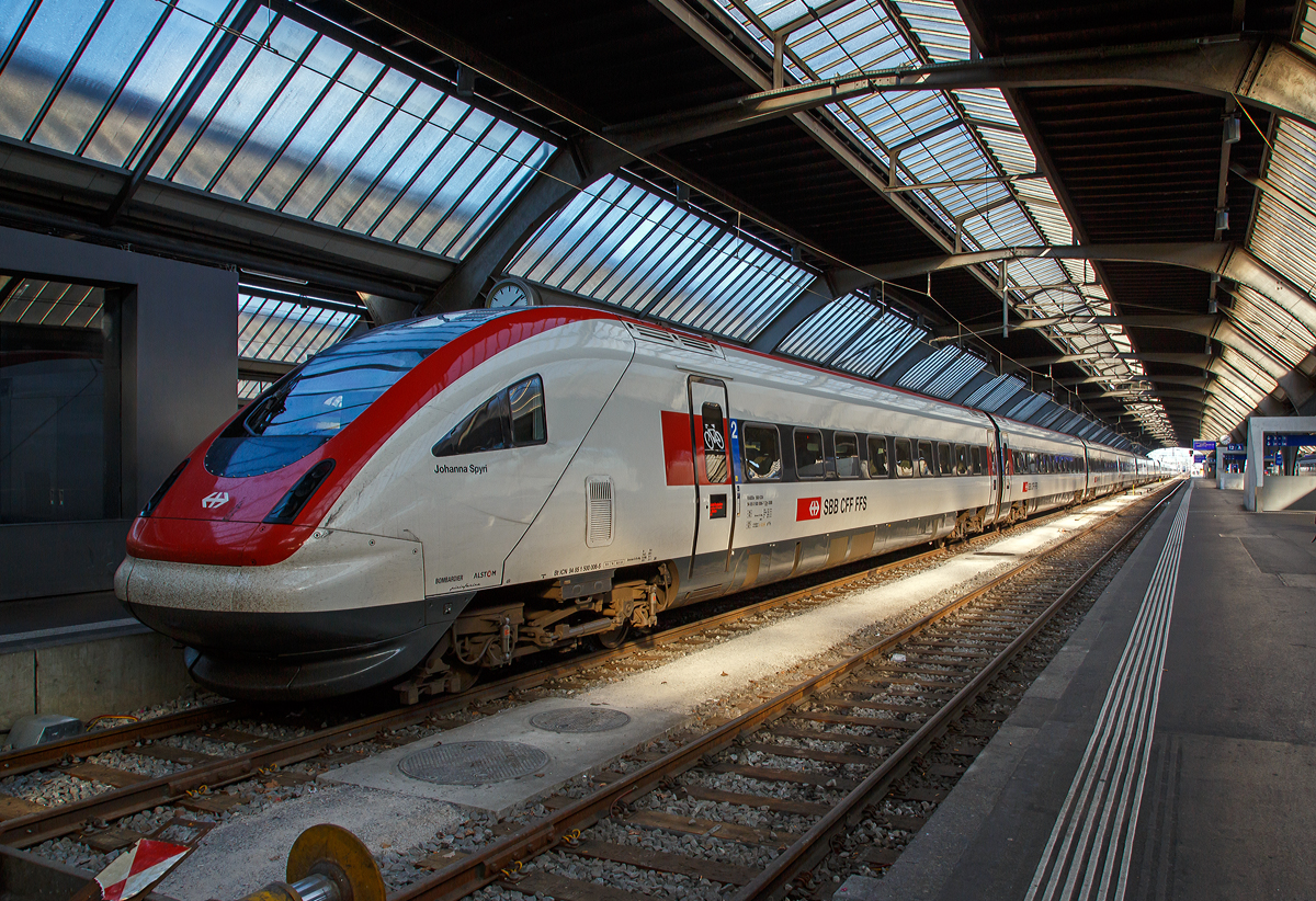 Der SBB RABDe 500 ICN (94 85 0 500 006 – 7 CH-SBB)  „Johanna Spyri“ (Schöpferin der bekannten Romanfigur Heidi) 

Diese elektrischen Triebzüge haben eine neu entwickelte gleisbogengesteuerte aktive Neigetechnik. Das erste Drehgestell ist mit Kreisel und Beschleunigungssensoren ausgerüstet. Die Daten werden automatisch in einen optimalen Neigewinkel umgerechnet, der bis zu 8 Grad betragen kann. Die Neigung wird auch an die Stromabnehmer übermittelt, die sich entgegengesetzt neigen müssen,  um den Bügel gerade am Fahrdraht zuhalten. 

Im Gegensatz zum italienischen Pendolino wurde hier zum ersten Mal in einem Neigezug eine elektrische Neigetechnik eingebaut, die Fiat SIG herstellte. Neu ist auch ein sogenannter Navigator. Bei engen Kurven sorgt die Technik für die radiale Einstellung der Radsätze in den Kurven.

Die ICN wurden zwischen 1999 – 2005, in 2 Bauserien, von einem Konsortium bestehend aus: ABB, Schindler Waggon (Adtranz) und Fiat-SIG (heute Konsortium Bombardier Transportation, Alstom Schienenfahrzeuge), komplett in der Schweiz, gebaut.

Die Triebzüge sind für eine Höchstgeschwindigkeit von 200 km/h zugelassen (techn. Möglich 220 km/h), und ist damit für die Neubaustrecken im Rahmen des Projektes Bahn 2000 geeignet.

Ein Nachteil ist, der im Vergleich zu Zügen mit Einheitswagen IV schlechtere Fahrkomfort. Das Platzangebot ist vor allem für große Personen erheblich eingeschränkt, einerseits durch das durch die Neigetechnik Prinzip bedingte kleinere Querschnittsprofil, andererseits durch eine deutliche Verdichtung der Sitzreihen. Damit einher geht eine Reduzierung des Stauraums für Gepäck. Ebenfalls schlechtere Leistungen sind bei der Laufruhe zu verzeichnen, die Wagen zeigen deutlich stärkere Schlingerbewegungen als die Vorgängergeneration, und die in der Höhe annähernd halbierten Fenster vermitteln nicht mehr den offenen, großzügigen Ausblick wie zuvor.

Technisch Daten:
Gebaute Anzahl:  44
Spurweite:  1435 mm (Normalspur)
Achsformel:  (1A)'(A1)'+(1A)'(A1)'+2'2'+2'2'+2'2'+ +(1A)'(A1)'+(1A)'(A1)
Länge über Puffer:  188.500 mm
Höhe:  3.950 mm
Breite:  2.830 mm
Drehgestellachsstand:  2.700 mm
Leergewicht:  359,0 t
Dienstgewicht:  395,0 t
Radsatzfahrmasse:  15 t
Höchstgeschwindigkeit:  200 km/h (im Plandienst) / 220 km/h (möglich)
Stundenleistung:  5.200 kW
Anfahrzugkraft:  210 kN
Beschleunigung:  0,59 m/s²
Raddurchmesser:  820 mm
Stromsystem:  15 kV 16,7 Hz AC
Sitzplätze:  477  davon 125 (1. Klasse), 322 (2. Klasse), 20 (Speisewagen) und 6 (Klappsitze)
Besonderheiten:  Neigetechnik bis max. 8°
