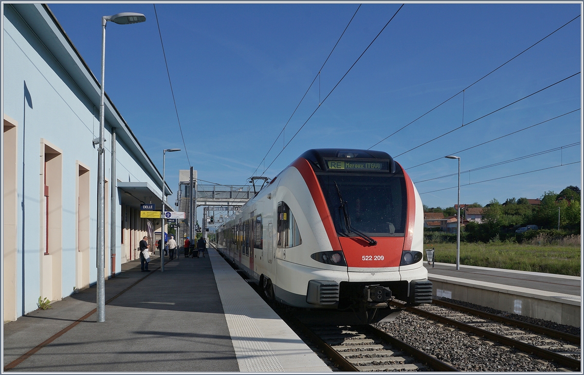 Der SBB RABDe 522 209 als RE Biel/Bienne - Meroux beim Halt in Delle, wo der Systemwechsel SBB/SNCF vollzogen wird.

1. Juni 2019