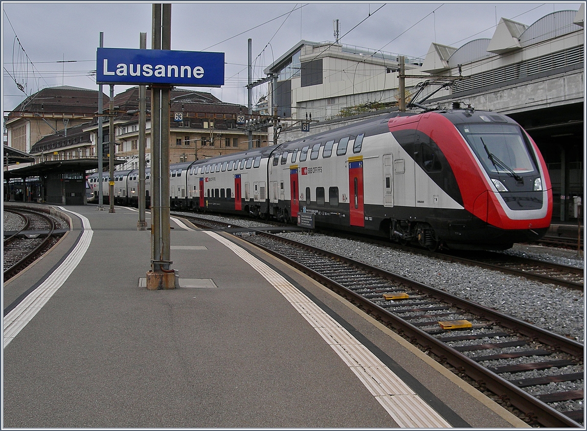 Der SBB RABe 502 403-4 (vierteiliger Twindxx mit dr UIC N° 94 85 0 502 403-4 CH-SBB) steht mit einem  langen  Twindexx in Lauanne um wohl Testfahrtne in Vielfachsteuerung zu absolvieren. 
10. Nov. 2017