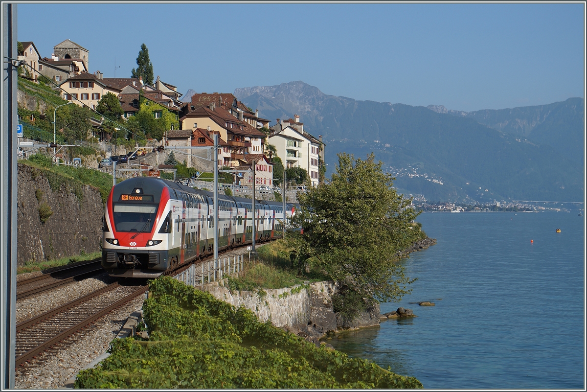 Der SBB RABe 511 103 und ein weiterer als RE 3232 von Vevey nach Genève kurz nach St-Saphorin.
31. August 2015