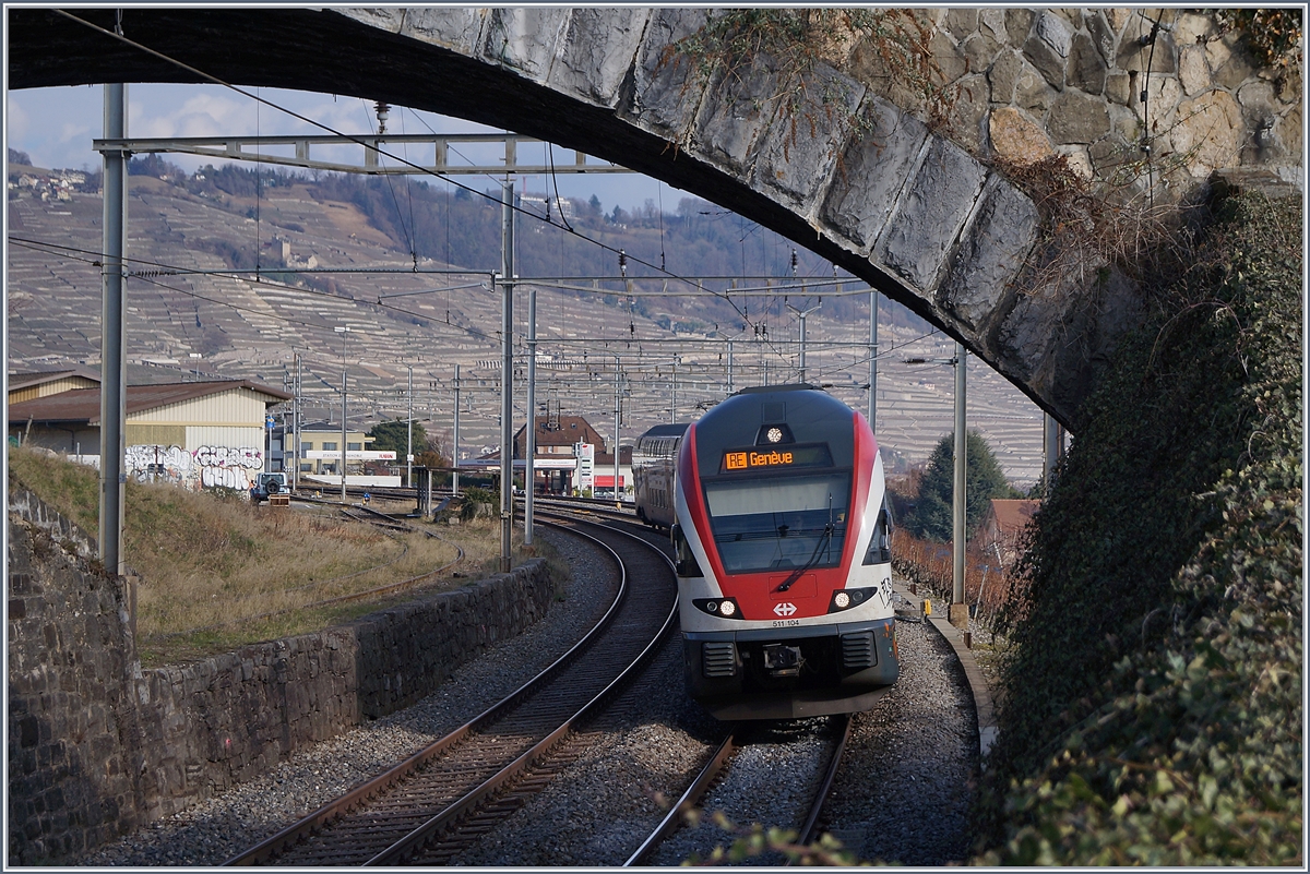 Der SBB RABe 511 104 fährt in Cully unter einer der wenigen, alten Brücken durch, die für den Verkehr mit Doppelstockzügen auf der Simplonstrecke nicht einem Neubau weichen musste.
20. Feb. 2018