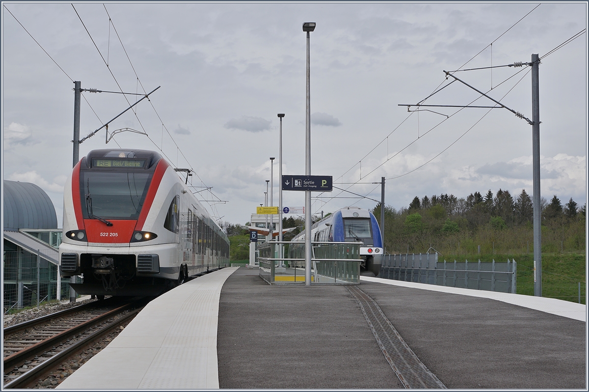 Der SBB RABe 522 205 wartet in Meroux TGV auf die Abfahrt nach Biel/Bienne,  rechts im bild ist er SNCF Anschluss-Zug von Belfort zu erkennen, der jedoch in Meroux eine Stunde Aufenthalt hat. 


24. April 2019