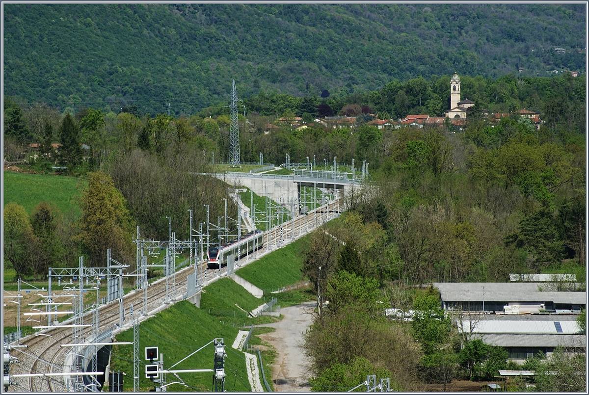 Der SBB TILO RABe 524 104  Airolo  auf der Fahrt auf der Neubaustrecke Richtung Mendrisio kurz nach der Abzweigung P.M. Bevera (km 7.525). 

27. April 2019