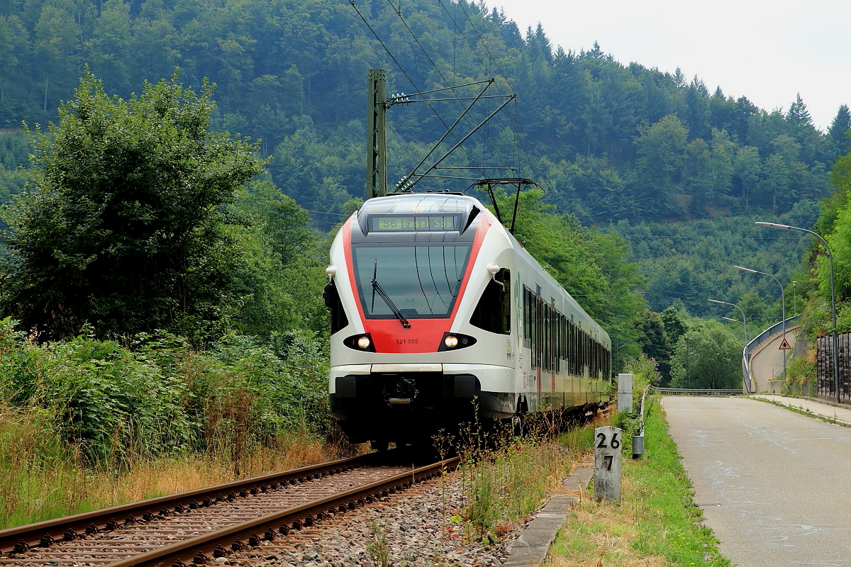 Der Schienenpersonennahverkehr im Wiesental wird von der SBB GmbH, der deutschen Personenverkehrstochter der SBB, betrieben. Am 08.08.2015 fährt der RABe 521 005 kurz vor dem Endbahnhof Zell (die Zugzielanzeige  Basel SBB  ist etwas verfrüht) an einem älteren Kilometerstein vorbei. An diesem sind wahrscheinlich schon die E 71, E 32 und der ET 85 vorbeigefahren...