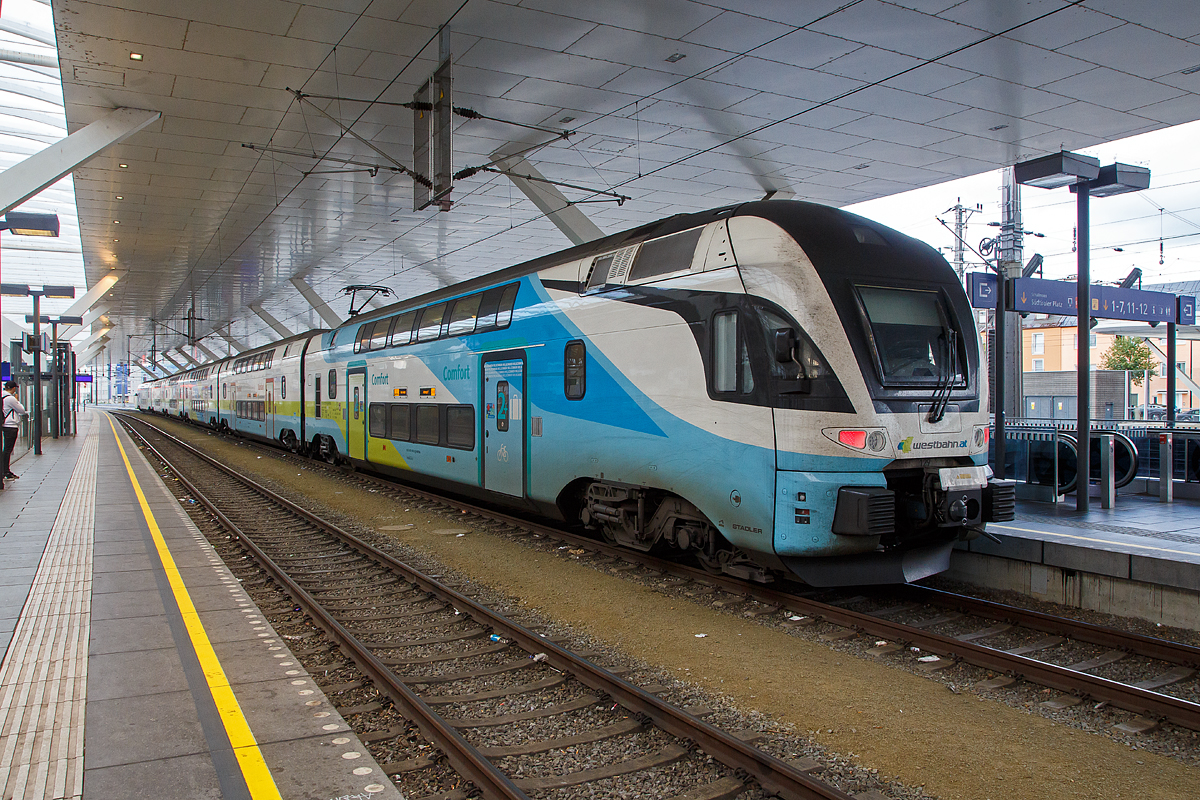 Der sechsteilige Stadler Kiss�  4010 029 / 4010 129 der WESTbahn am 11.09.2022 im Hbf Salzburg. 

Die �sterreichische Westbahn nahm am 11. Dezember 2011 sieben sechsteilige Einheiten einer Fernverkehrsvariante (adaptiert f�r 200 km/h, gr��erer Sitzabstand) von Stadler KISS in Betrieb. Dann folgten 2017 noch ein weiterer sechsteiliger (4010 008) und vierteilige (4110 009 – 017) Triebz�ge. Alle diese 17 KISS 1 und 2 Garnituren wurden 2021 an die Deutsche Bahn verkauft, die sie nun als IC 2 einsetzt. 

Als Ersatz f�r die 17 Kiss 1 und 2 wurden 15 neue sechsteilige Z�ge (4010 018-032) wiederum bei Stadler Rail bestellt, welche baugleich mit der 2017 gelieferten Garnitur (4010 008) ausgef�hrt wurden und jeweils �ber 526 Sitzpl�tze verf�gen. Alle Rads�tze der Endwagen sind angetrieben, die Mittelwagen sind antriebslos. Alle KISS der WESTbahn sind in der Schweiz eingestellt hier z.B. als 93 85 4010 129-3 CH-WSTBA.

Mit dem Stadler KISS� wurde ein neues Klassensystem bei der WESTbahn eingef�hrt: First  - 1. Klasse (Leitfarbe gelb), Comfort  -  2+Klasse (Leitfarbe petrol) und Standard - 2. Klasse (Leitfarbe orange) angeboten. In der Comfort-Klasse und in der First ist ein Upgrade zu zahlen, das eine Reservierung beinhaltet. Die Comfort-Klasse steht Inhaberinnen und Inhabern eines Klimatickets ohne Aufpreis zur Verf�gung.

TECHNISCHE DATEN der KISS�:
Anzahl: 15 sechsteilige Triebz�ge
Spurweite: 1.435 mm (Normalspur)
Achsformel: Bo’Bo’+2’2’+2’2’+2’2’+2’2’+Bo’Bo’
L�nge �ber Kupplung: 150.000 mm
Fahrzeugbreite: 2.800 mm
Fahrzeugh�he: 4.595 mm
Achsstand im Drehgestell: 2.500 mm (Trieb- und Laufdrehgestell)
Trieb- und Laufraddurchmesser:  920 mm (neu)
Dauerleistung am Rad: 4.000 kW
Max. Leistung am Rad: 6.000 kW
Anfahrzugskraft (bis 68 km/h): 320 kN
Anfahrbeschleunigung: 0.85 m/s�
H�chstgeschwindigkeit 200 km/h
Sitzpl�tze: 526
Stromsystem: 15 kV AC, 16.7 Hz
Fu�bodenh�he: Niederflur am Einstieg 570 mm, Unterdeck 440 mm, Oberdeck 2.515 mm
Einstiegsbreite: 1.400 mm
