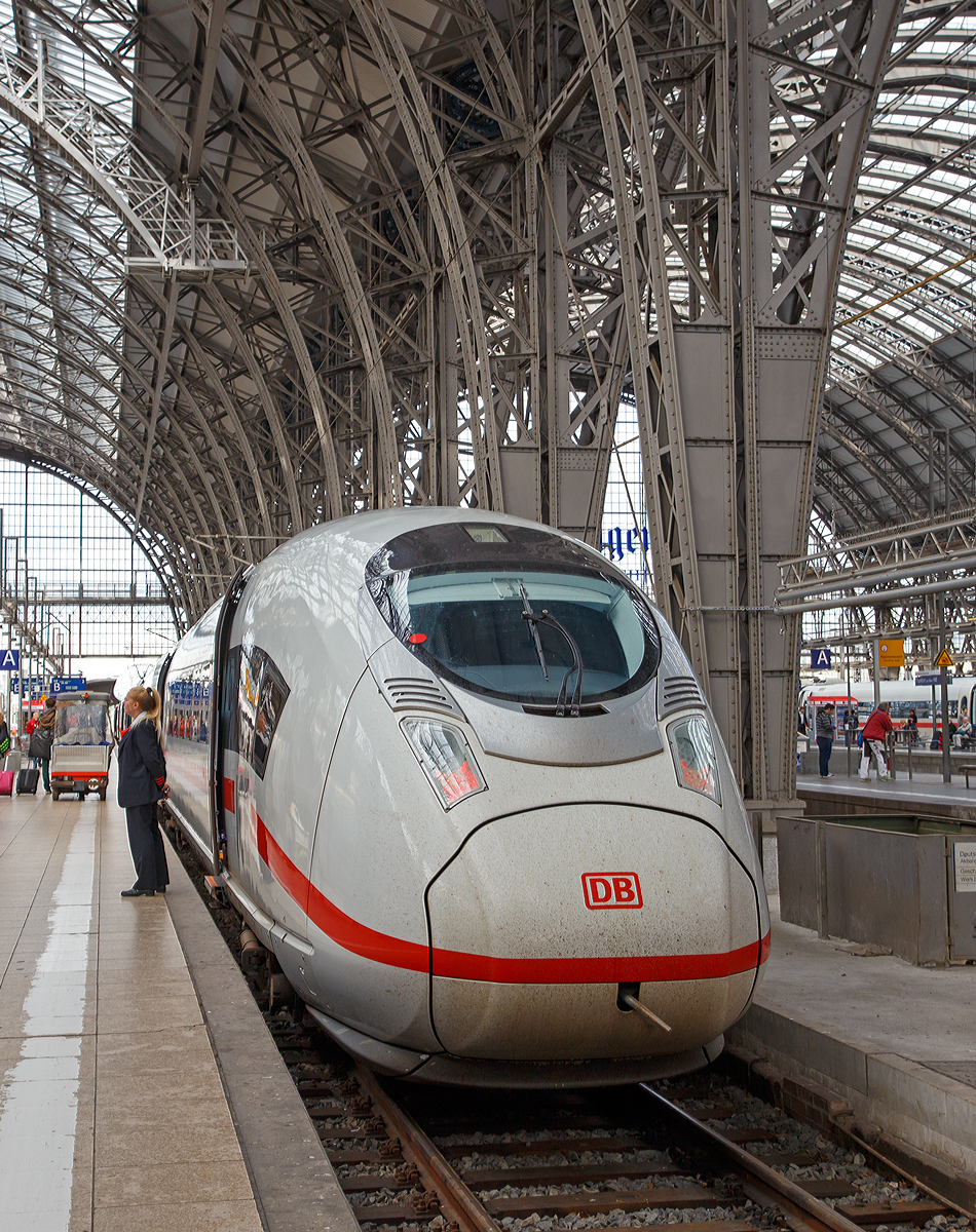 
Der Siemens Velaro D (ICE3 der BR 407), Triebzug 704 (93 80 5 407 004-1 D-DB) ist am 17.06.2016 als ICE 9556 nach Paris-Est im Hauptbahnhof Frankfurt am Main bereit gestellt.