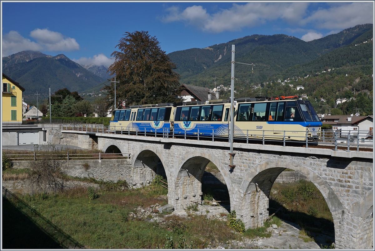 Der SSIF Ferrovia Vigezzna  Mini  Treno Panoramico zwischen Zornasco und Malesco auf der Fahrt als D 53 von Domodossola nach Locaro.
7. Okt. 2016