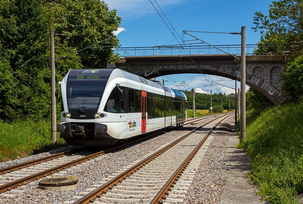 Der Stadler GTW 2/6 - RABe 526 729-9   Kanton Aargau  (RABe 94 85 7526 729-9 CH-THB) der Thurbo AG erreicht am 17.06.2016 bald den Hp Bietingen. Er fhrt als S 22 die Verbindung Singen - Schaffhausen - Neuhausen - Jestetten.

Der elektrische Gelenktriebwagen wurde 2004 von Stadler in Bussnang unter den Fabriknummern L-875EW1, L-875EW2 und L847AT29 gebaut und an die Thurbo AG geliefert. Diese GTW´s sind fr den Betrieb in Deutschland zugelassen. Sie verfgen zustzlich ber einen deutschen Stromabnehmer, die deutsche Zugsicherung und den deutschen Zugfunk. 

Die Thurbo AG ist eine Eisenbahngesellschaft in der Ostschweiz. Sie betreibt auf einem Streckennetz von 658 km den Regionalverkehr. Das Unternehmen wurde im Jahr 2002 gegrndet und gehrt zu 90 % den SBB und zu 10 % dem Kanton Thurgau. Es ist jedoch selbstndig und eigenverantwortlich fr den Betrieb. Der Name Thurbo ist eine Kombination aus Thur respektive Thurgau und Bodensee.

Die Regionalbahn setzt auf moderne und komfortable Fahrzeuge. Die  eingesetzten GTW’s sind niederflurig, klimatisiert und behindertenfreundlich. Der Innenraum wirkt grozgig und bersichtlich. Groe Fenster ermglichen Aussichten wie in einem Panoramawagen. Stadler lieferte zwischen 2003 und 2013 insgesamt 95 Gelenktriebwagen aus. Im Jahr 2008 wurden 10 zweiteilige GTW’s (2/6) um einen Mittelwagen erweitert (GTW 2/8), um die Kapazitt und die betriebliche Flexibilitt der Flotte zu erhhen.
Neben den o.g. GTW besitzt Thurbo noch 10 GTW 2/6 (RABe 526 680–689) der 1. Generation der ehemaligen Mittelthurgaubahn (MThB), diese zwischen 1998–1999 gebauten Fahrzeuge sind krzer (Lnge 37,6 m). Zum 1. Januar 2018 bernahm die Thurbo zudem von der SBB 13 Zge (RABe 526 260–265 + 280–286), die die SBB seinerseits 2013 von der BLS bernommen hatte. Da Thurbo jedoch erst ab 2021 Bedarf fr die Zge als Ersatz fr die ex MThB RABe 526 680–689 hat, wurden sie an die SBB vermietet, die sie nach wie vor auf den gleichen Strecken wie bis dahin einsetzt.

Ein GTW 2/6 besteht aus: Dem mittigem Antriebsmodul (auch Antriebscontainer genannt), dessen beiden Achsen angetrieben sind und das Fahrzeug bewegen. Die zwei leicht und niederflurig gebauten Endmodule mit je einem Drehgestell sttzen sich auf dem Antriebsmodul ab. Es ergibt sich auch eine sehr gute Raumausnutzung der Endmodule, nur ist das Fahrzeug durch das Antriebsmodul in zwei Hlften geteilt und der Gang durch den Antriebscontainer ist nicht barrierefrei passierbar.

Die GTW 2/6 und GTW 2/8 haben grozgige Multifunktionsabteile im Einstiegbereich, ein geschlossenes WC-System, Fahrgastrumeund Fhrerkabine sind klimatisiert. Die Triebwagen haben luftgefederte Trieb- und Laufdrehgestelle. Die Endwagenksten sowie bei GTW 2/8 der Mittelwagenkasten sind aus Aluminiumstrangpressprofilen gefertigt, der Kasten von dem Antriebsteil ist auch Stahl gefertigt. Die redundante Antriebsausrstung bestehend aus 2 Antriebsstrngen mit wassergekhlten IGBT-Stromrichtern. Die Fahrzeuge haben eine Vielfachsteuerung fr bis zu 4 Fahrzeuge.

TECHNISCHE DATEN der GTW 2/6 (in Klammern GTW 2/8):
Spurweite: 1.435 mm
Achsanordnung: 2’ Bo 2’
Lnge ber Kupplung: 39.400 mm
Fahrzeugbreite: 3.000 mm
Fahrzeughhe: 3.850 mm
Fubodenhhe: Niederflur (am Einstieg 585 mm( / Hochflur 1.000 mm  
Einstiegbreite: 1.350 mm
Sitzpltze: 16 in der 1. Klasse / 90 in der 2. Klasse
Stehpltze bei 4 Pers./m: 110
Niederfluranteil: ber 65 %
Dienstgewicht (tara): 63 t
Achsabstand im Drehgestell: 2.100 mm (Trieb- und Laufdrehgestell)
Triebraddurchmesser (neu): 860 mm
Laufraddurchmesser (neu): 750 mm
Dauerleistung am Rad: 700 kW
Max Leistung am Rad: 1.100 kW
Anfahrzugskraft: 80 kN
Max. Beschleunigung: 0.74 m/s2
Hchstgeschwindigkeit: 140 km/h
Stromsystem: 15 kV, 16,7 Hz AC
Kupplungstyp: Schwab
